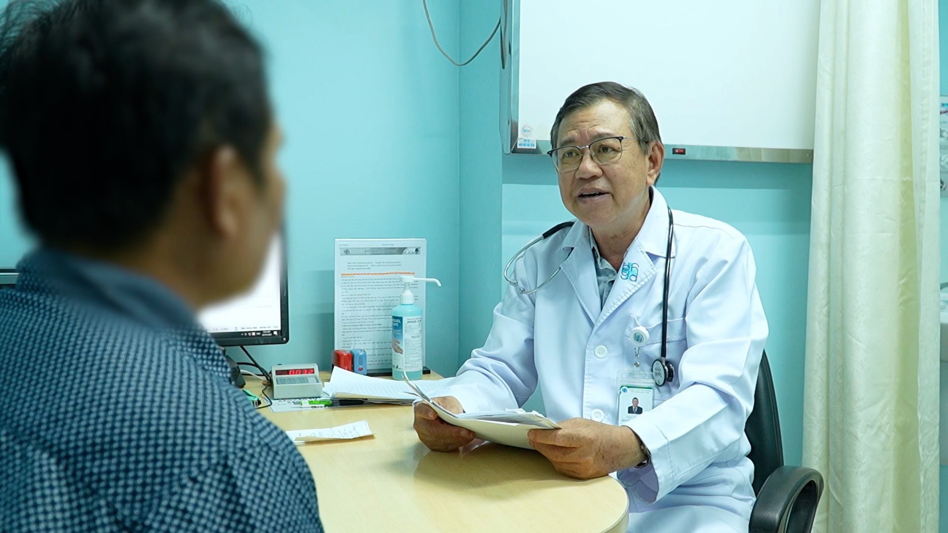 Vì sao huyết áp lúc lên lúc xuống?- Ảnh 1. Th.S-BS Nguyễn Xuân Tuấn Anh trao đổi với bệnh nhân