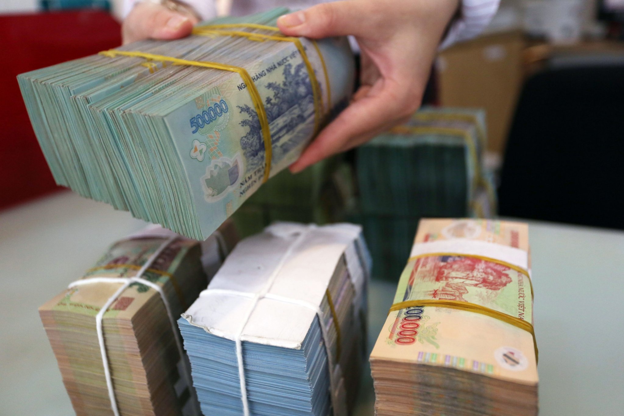 Lãnh đạo nhiều doanh nghiệp và người nhà chi hàng trăm tỉ đồng gom cổ phiếu - Ảnh 1.