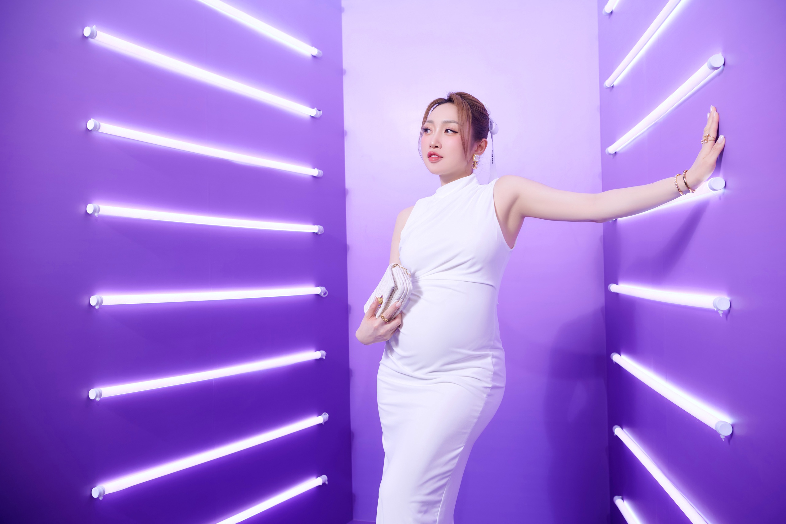 CEO Lý Thùy Chang vẫn tất bật với hoạt động kinh doanh dù đang mang thai. Cô tiết lộ hai vợ chồng chủ động chọn phương pháp thụ tinh ống nghiệm vì kế hoạch sinh bé tiếp theo trong năm rồng. 
