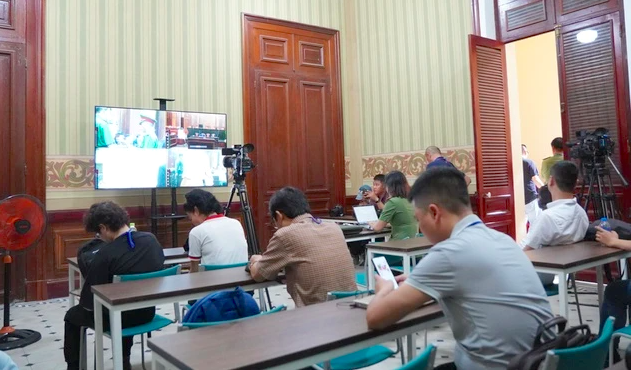 Nhà báo tác nghiệp qua màn hình trong phiên tòa Trương Mỹ Lan - Vạn Thịnh Phát