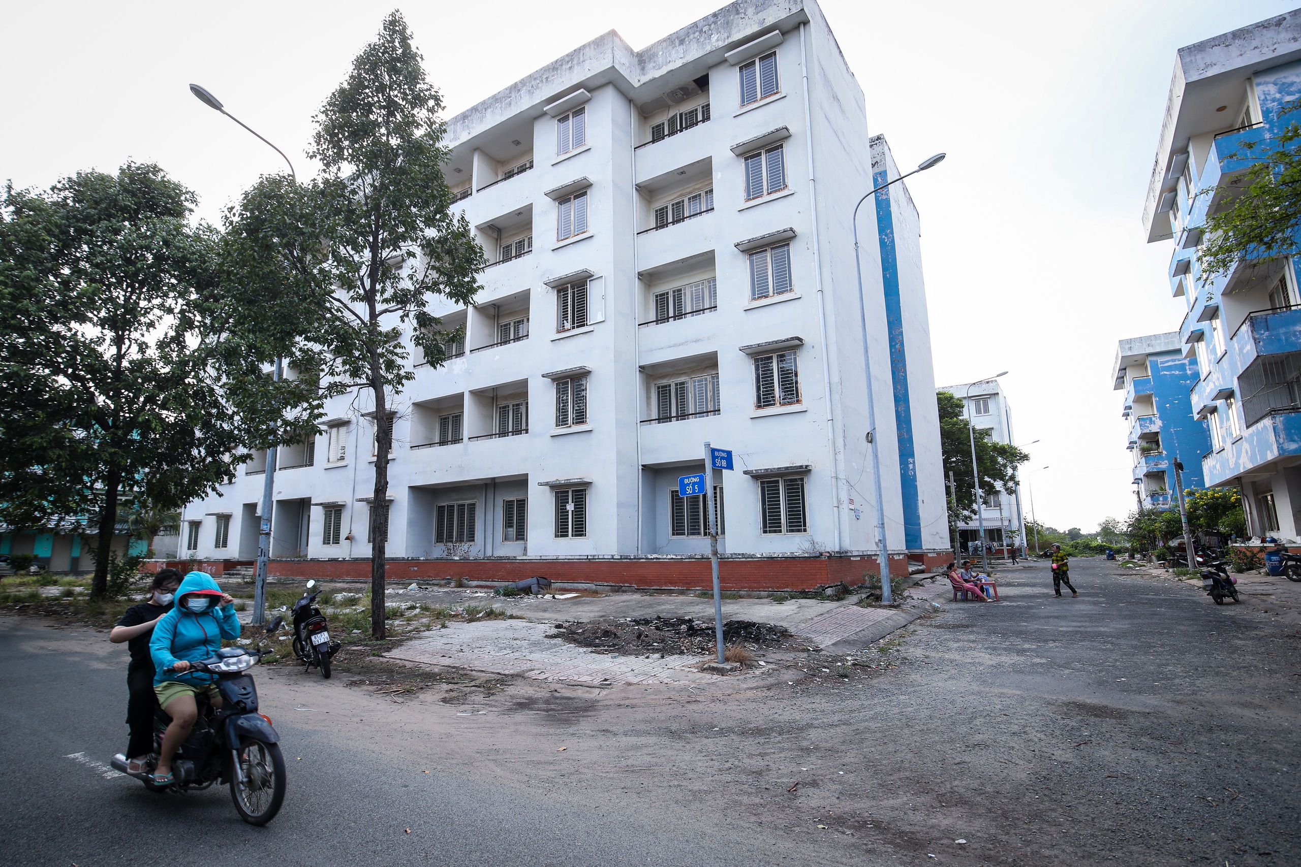 Theo ghi nhận của PV Thanh Niên vào chiều 12.5, bên trong khu tái định cư Vĩnh Lộc B vô cùng vắng vẻ