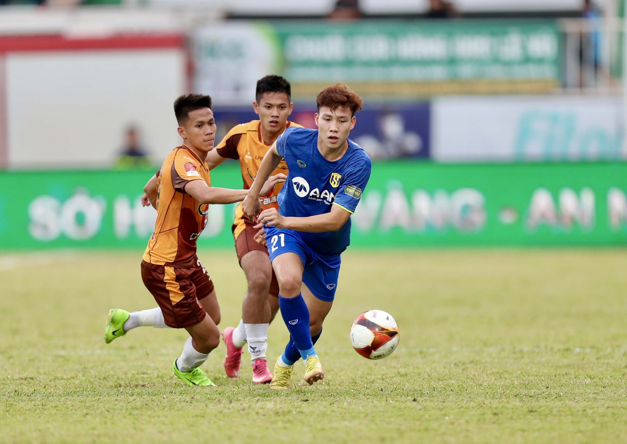 Cầu thủ trẻ Phan Xuân Đại (số 21) sinh năm 2003 đá chính cho CLB SLNA