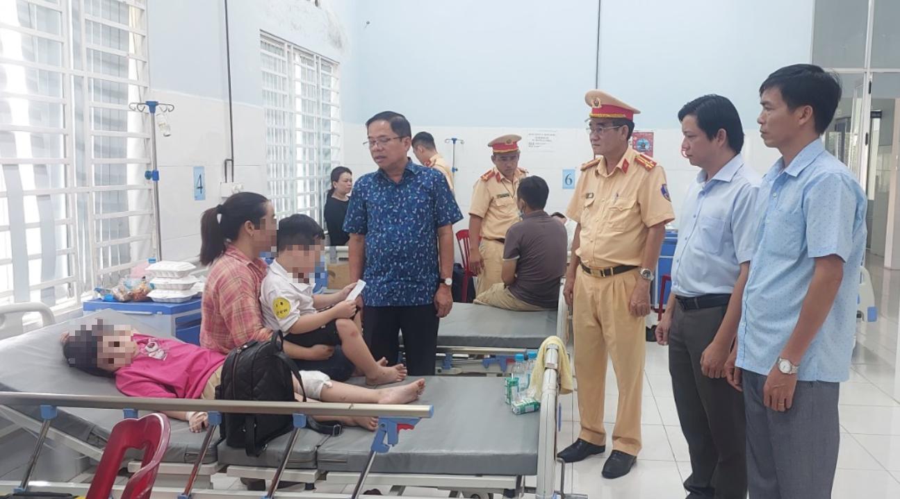 Đại diện Ban ATGT tỉnh Bình Phước, Phòng CSGT Công an tỉnh Bình Phước đến thăm hỏi, động viên gia đình cháu bé 6 tuổi bị thương trong vụ tai nạn