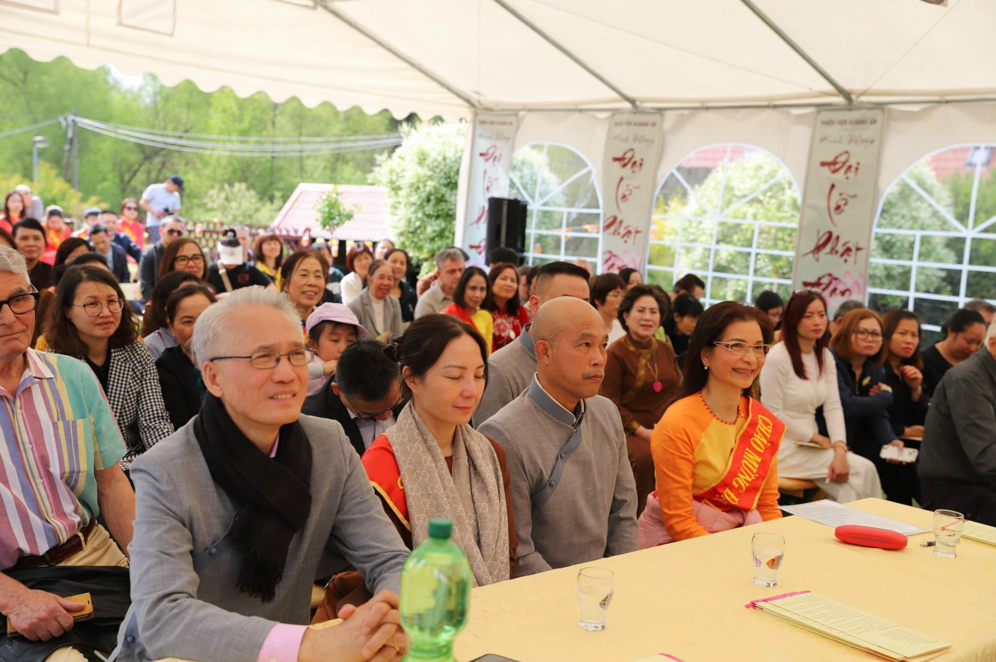 Sau nghi thức chào đạo kỳ và tưởng niệm bốn ơn, đại chúng lắng nghe thầy Tuệ Khai tuyên đọc bức thư chúc mừng Phật Đản của thầy viện chủ thiền viện Khánh An gửi đến cộng đồng Phật tử