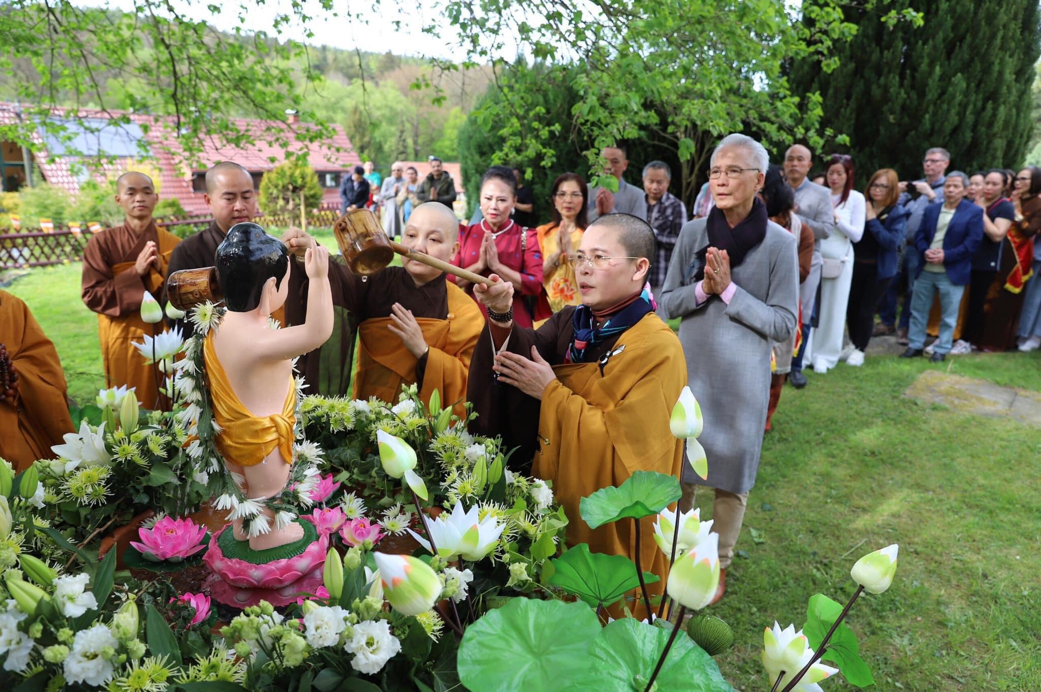 Đại lễ Phật đản tại thiền viện Khánh An (Đức) thu hút Phật tử các vùng phụ cận TP.Dresden và Phật tử đến từ chùa Giác Minh (Cộng hòa Czech)