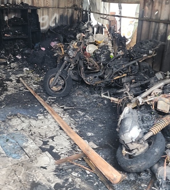 Một số xe máy bị cháy trong vụ cháy