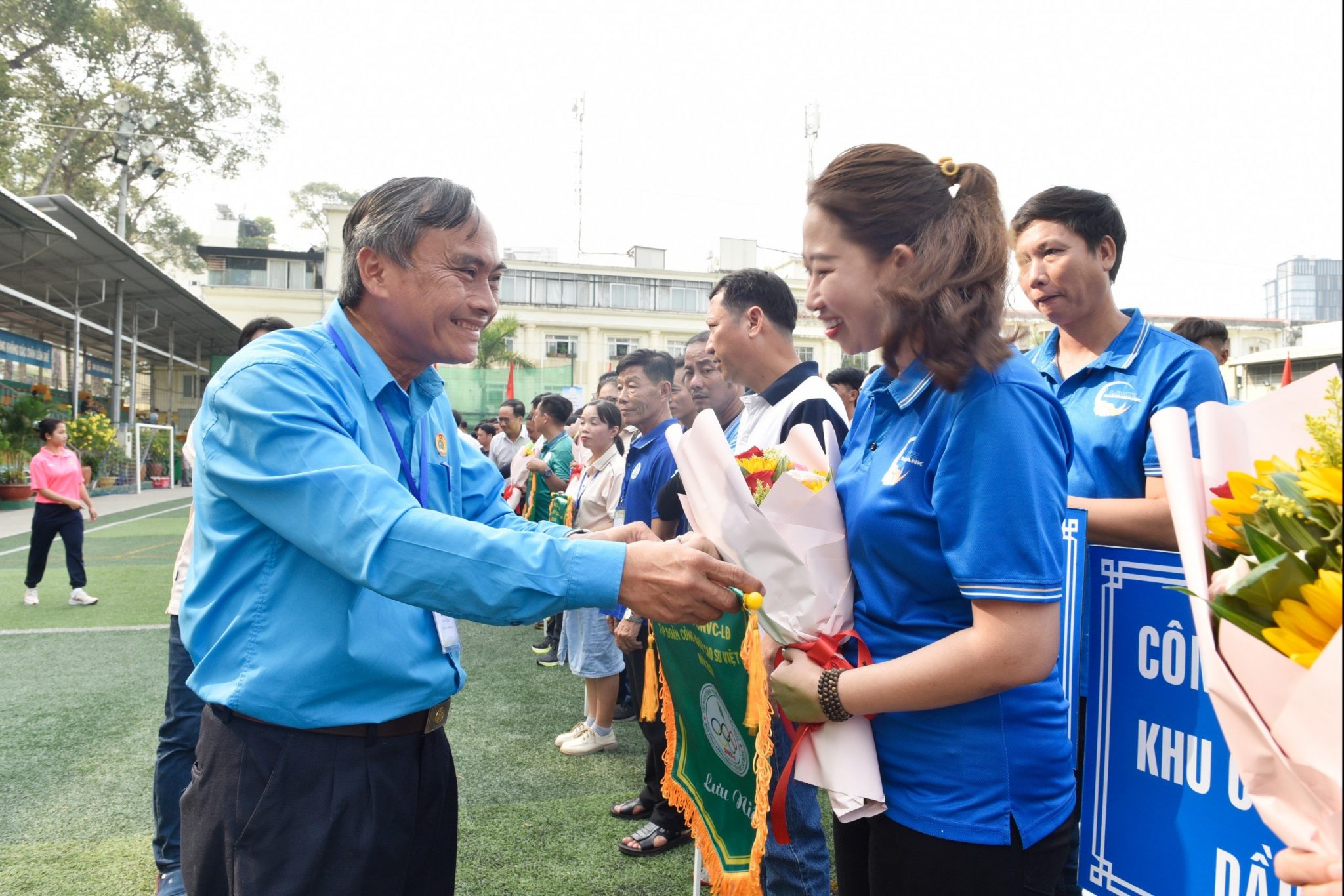 Ông Lê Văn Thủy - Phó chủ tịch Công đoàn Cao su Việt Nam tặng cờ lưu niệm và động viên tinh thần thi đấu cho các đơn vị