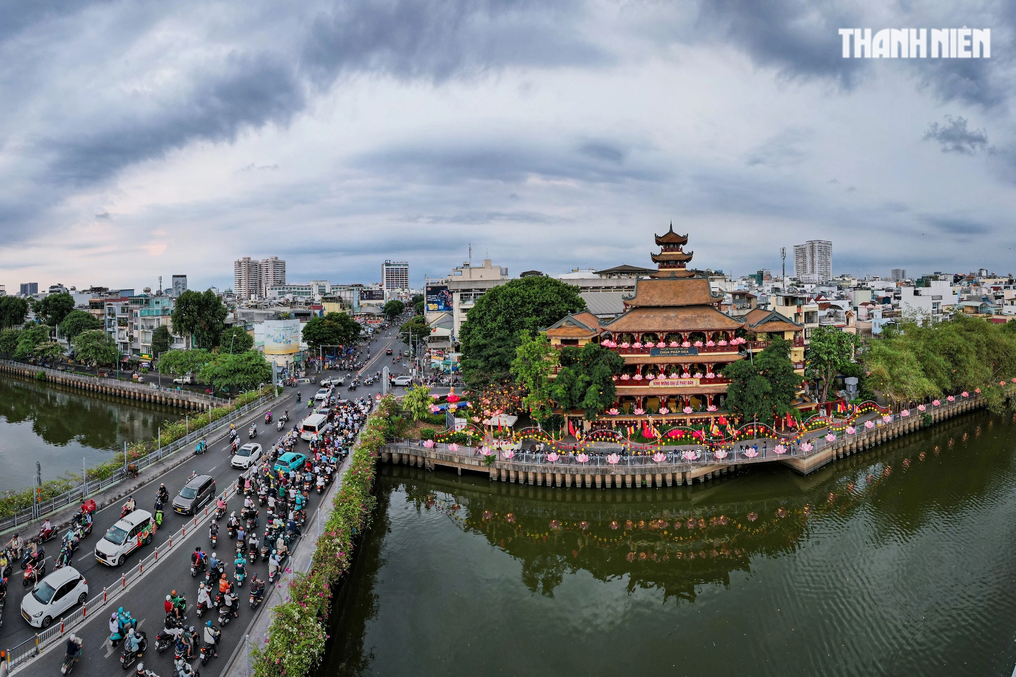 Nằm cạnh dòng kênh Nhiêu Lộc, chùa Pháp Hoa hằng năm đều thu hút rất đông người dân TP.HCM về đây vào ngày Phật đản để thả hoa đăng vào đêm 12.4 âm lịch