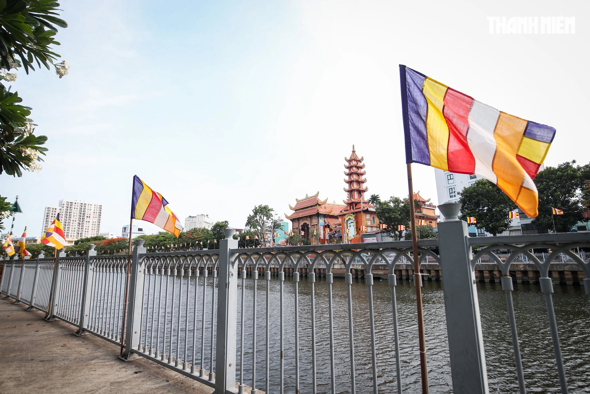 Để kỷ niệm ngày này, hầu hết các chùa đều có giăng đèn kết hoa cũng như trang trí lại chùa để thể hiện sự vui mừng và hoan hỉ khi chào đón Đức Phật đản sinh. Trong ảnh là chùa Vạn Thọ (Q.Phú Nhuận)