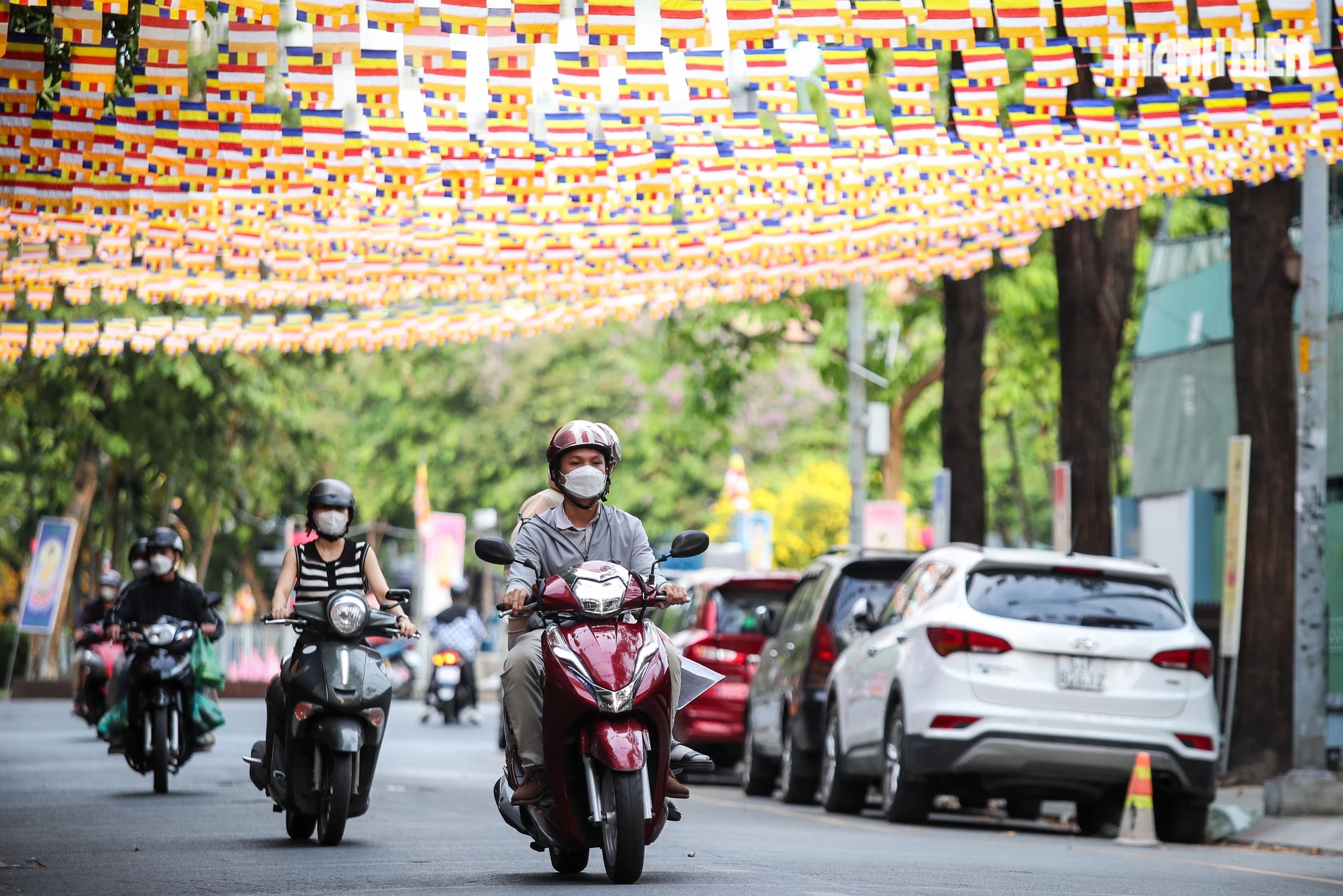 Các tuyến đường xung quanh các ngôi chùa ở quận Phú Nhuận được giăng cờ hoa rực rỡ