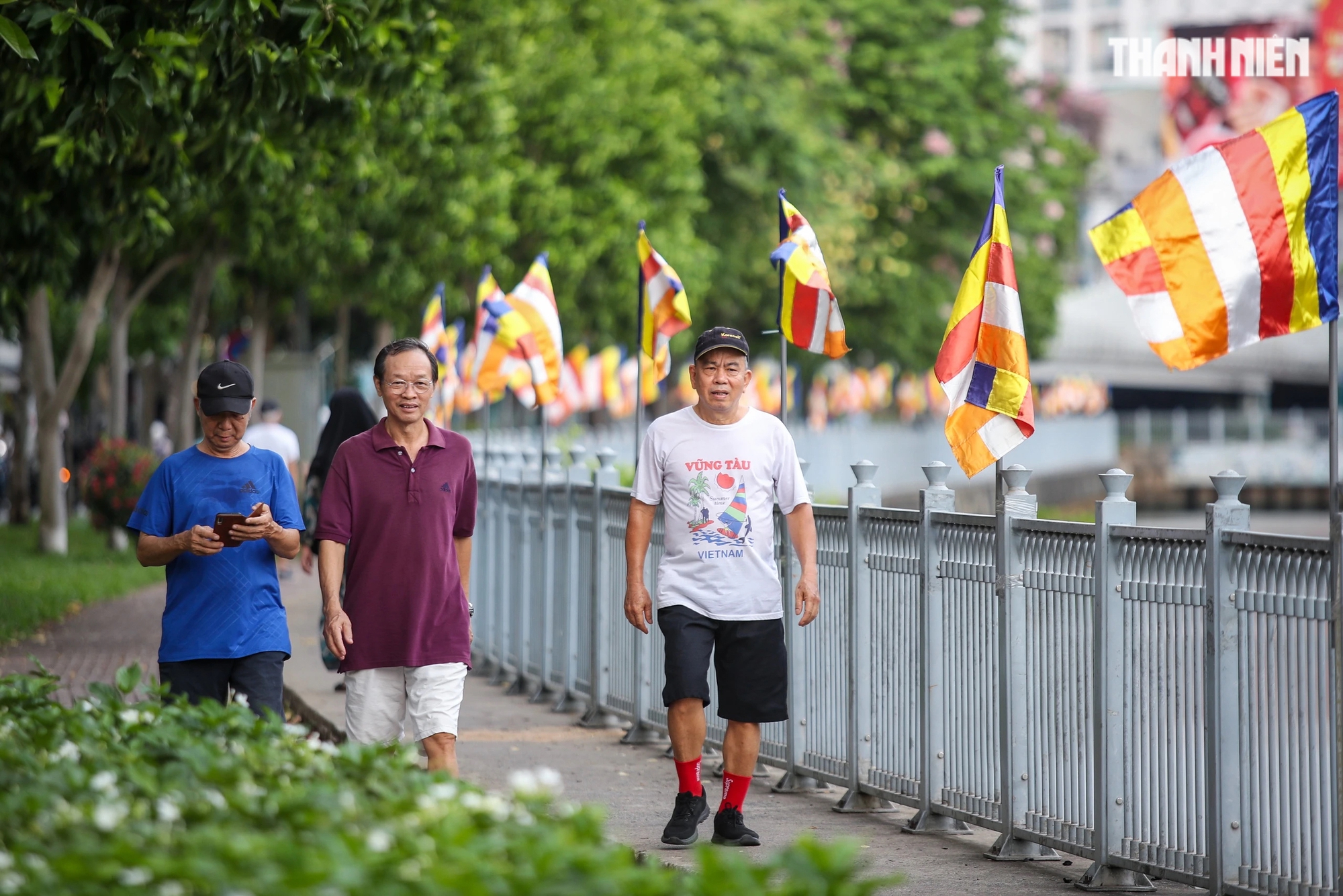 Tại tuyến đường Trường Sa và Hoàng Sa dọc bờ kênh Nhiêu Lộc - Thị Nghè được trang hoàng rợp bóng cờ hoa tràn ngập không khí của ngày Đại lễ