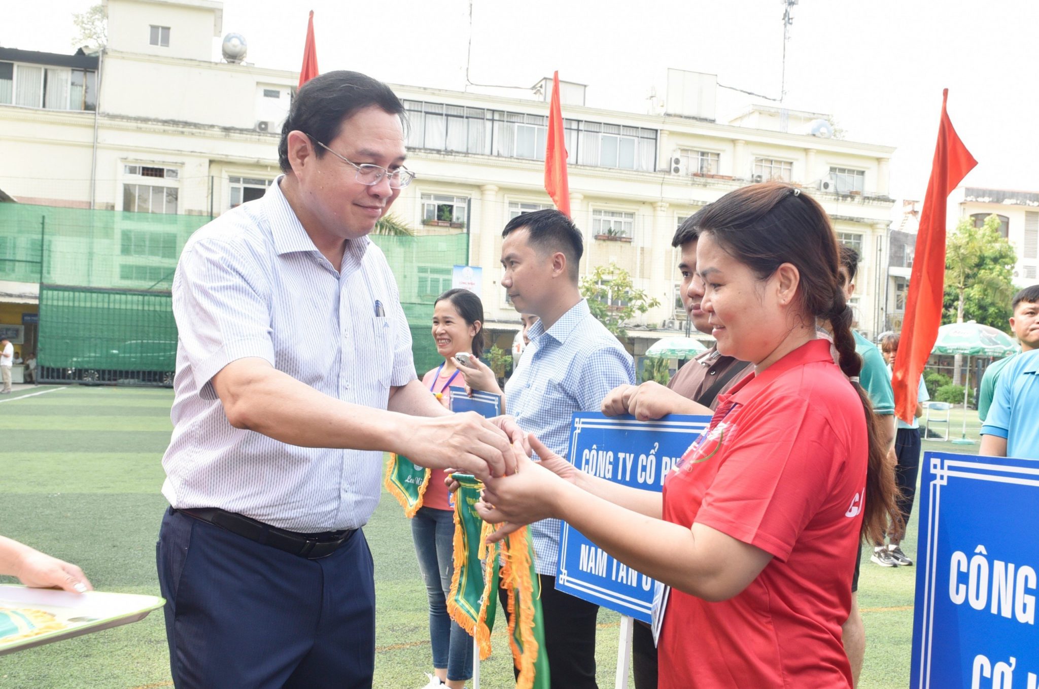 Phó tổng giám đốc VRG Trương Minh Trung tặng cờ lưu niệm cho đội Cơ khí cao su