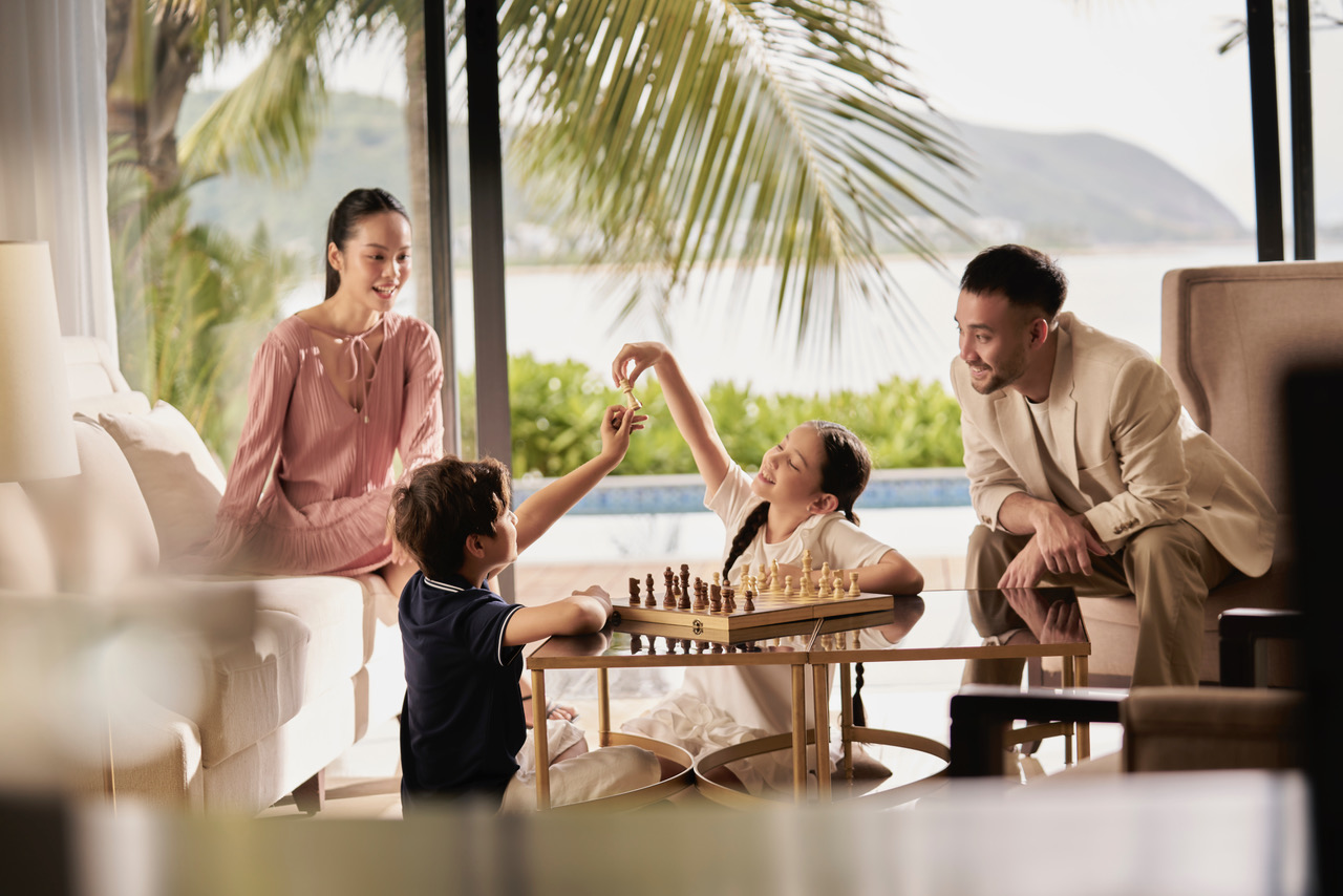 Nha Trang Marriott Resort & Spa, đảo Hòn Tre sẽ chào đón du khách với các biệt thự lên đến 4 phòng ngủ, sở hữu khu vườn yên tĩnh và hồ bơi biệt lập. Tại mỗi khu biệt thự này, du khách sẽ có thể thưởng thức bữa tối riêng tư hoặc tiệc nướng theo yêu cầu, được phục vụ ngay tại biệt thự