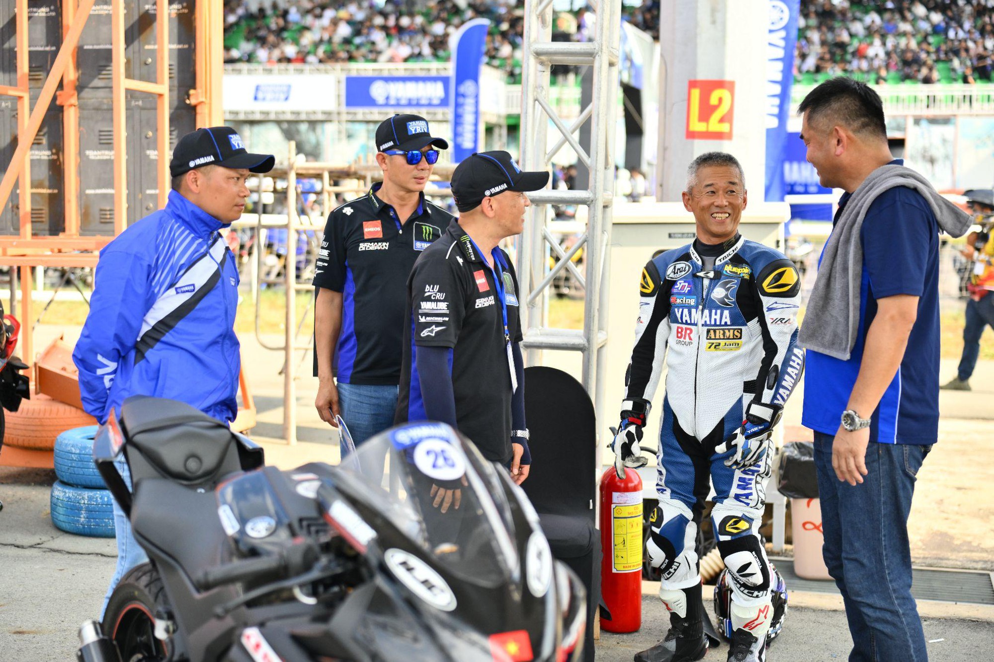 Ông Kato Yoshiaki (thứ hai từ phải qua) chia sẻ góc nhìn thú vị về đua xe chuyên nghiệp
