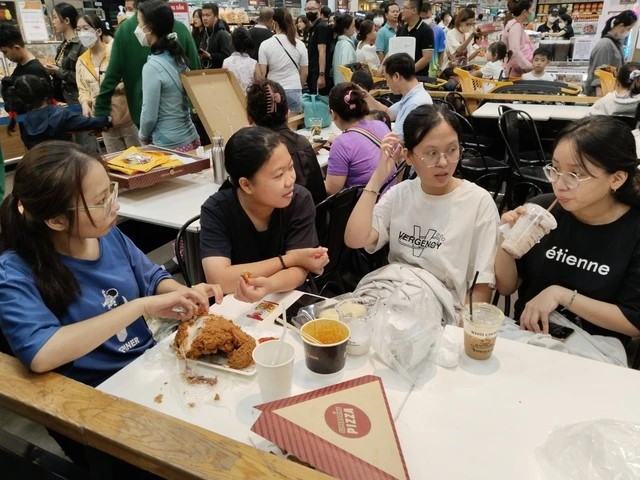 Sinh viên chi tiêu rất nhiều cho việc đi ăn uống cùng bạn bè