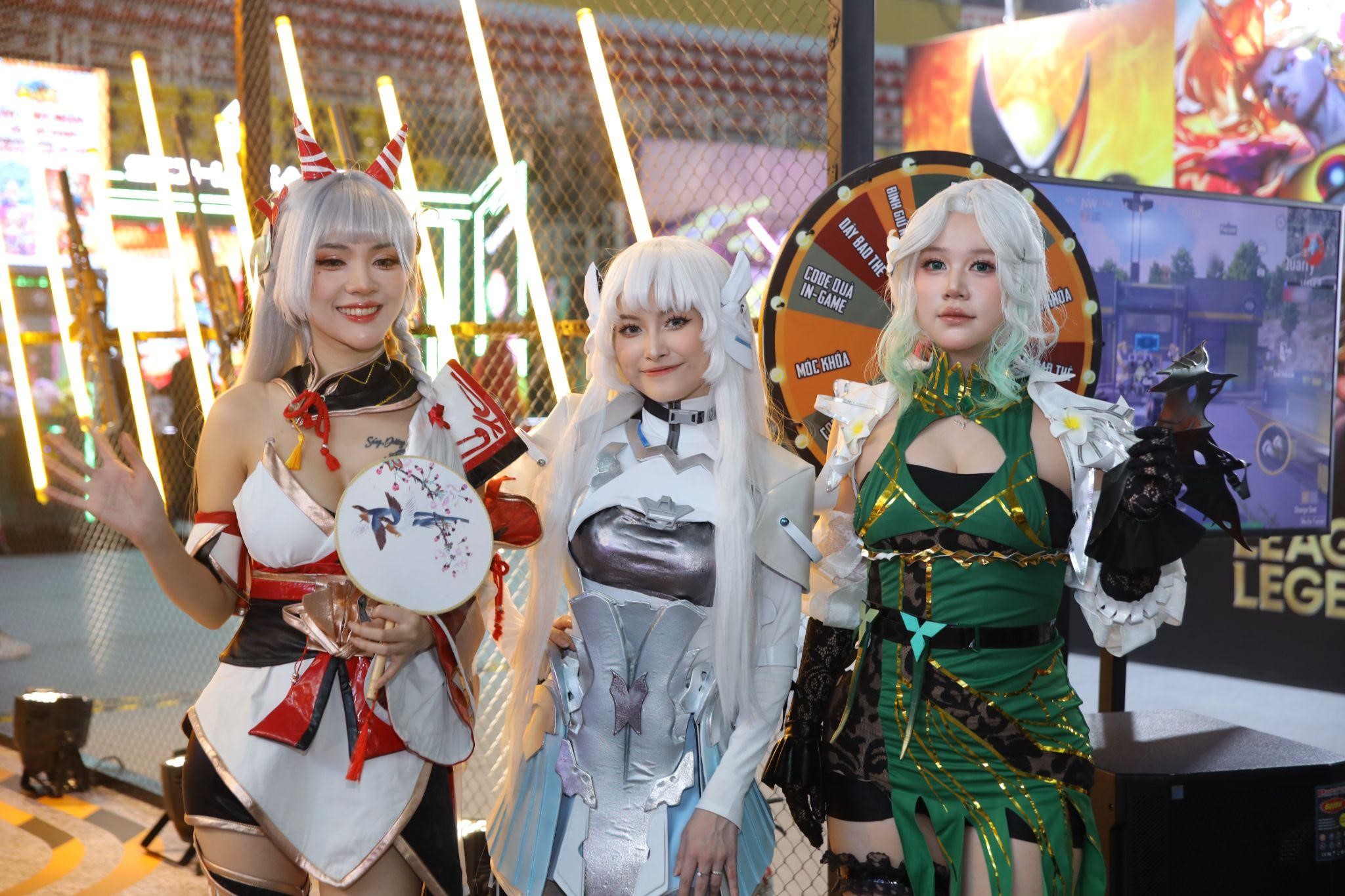 Cosplayer trong trang phục áo giáp thần thánh