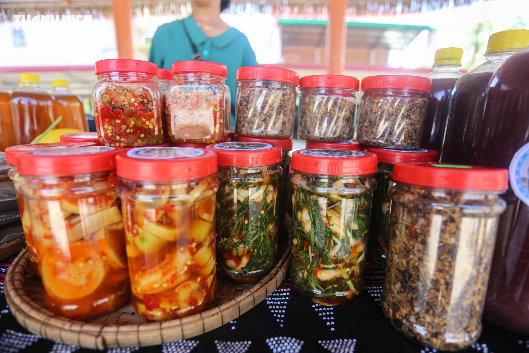 Hội thi cũng bày bán nhiều sản phẩm khô và đóng hộp của đồng bào các dân tộc thiểu số Thừa Thiên - Huế