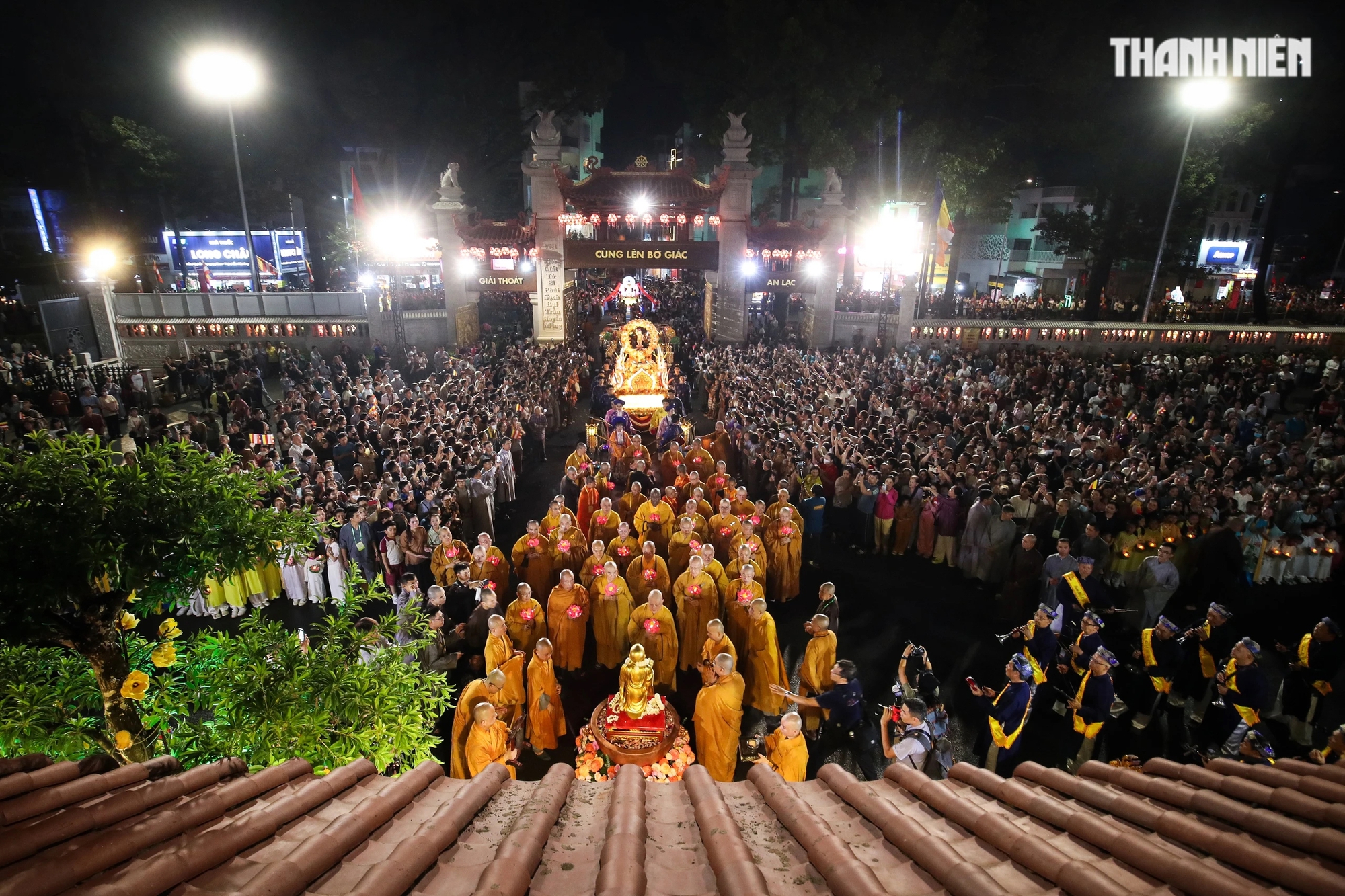 Chư tôn đức Tăng Ni và hàng ngàn Phật tử trang nghiêm cung rước Đức Phật theo lộ trình từ Sư Vạn Hạnh (tổ đình Ấn Quang) - Ngô Gia Tự - Lê Hồng Phong - Đường 3/2, vào tam quan Việt Nam Quốc Tự, nơi lễ đài chính của Phật giáo TP.HCM