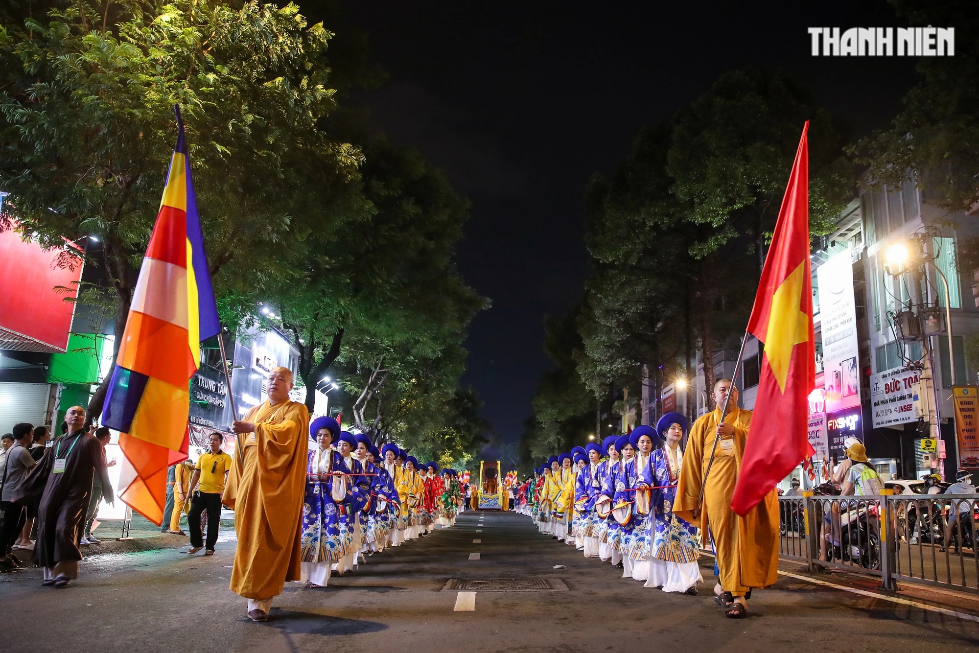Đoàn rước kiệu nghiêm trang diễu hành trên đường Lê Hồng Phong (Q.10)