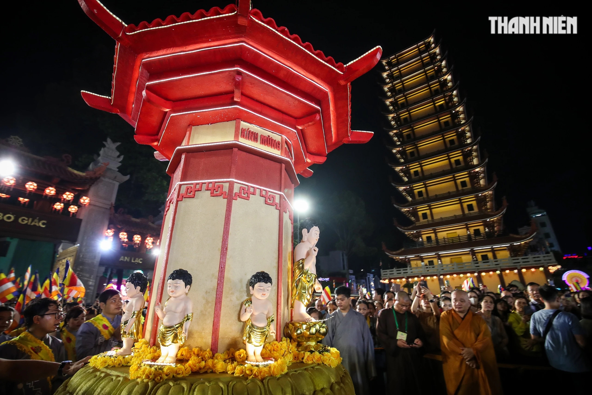 Đoàn rước kiệu Đức Phật đản sinh tiến vào cổng chính Việt Nam Quốc Tự, nơi lễ đài chính của Phật giáo TP.HCM