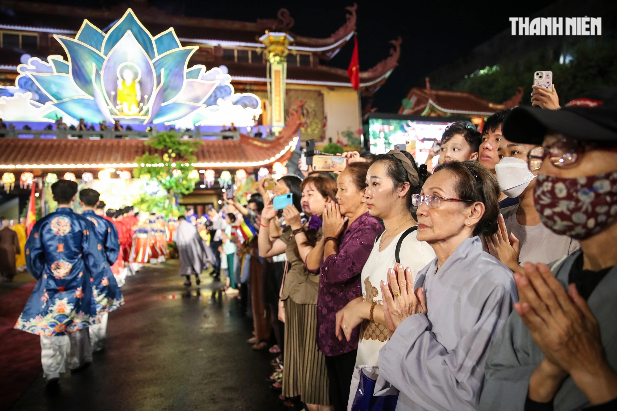Cả ngàn người rước tượng Phật trên đường phố TP.HCM- Ảnh 10.