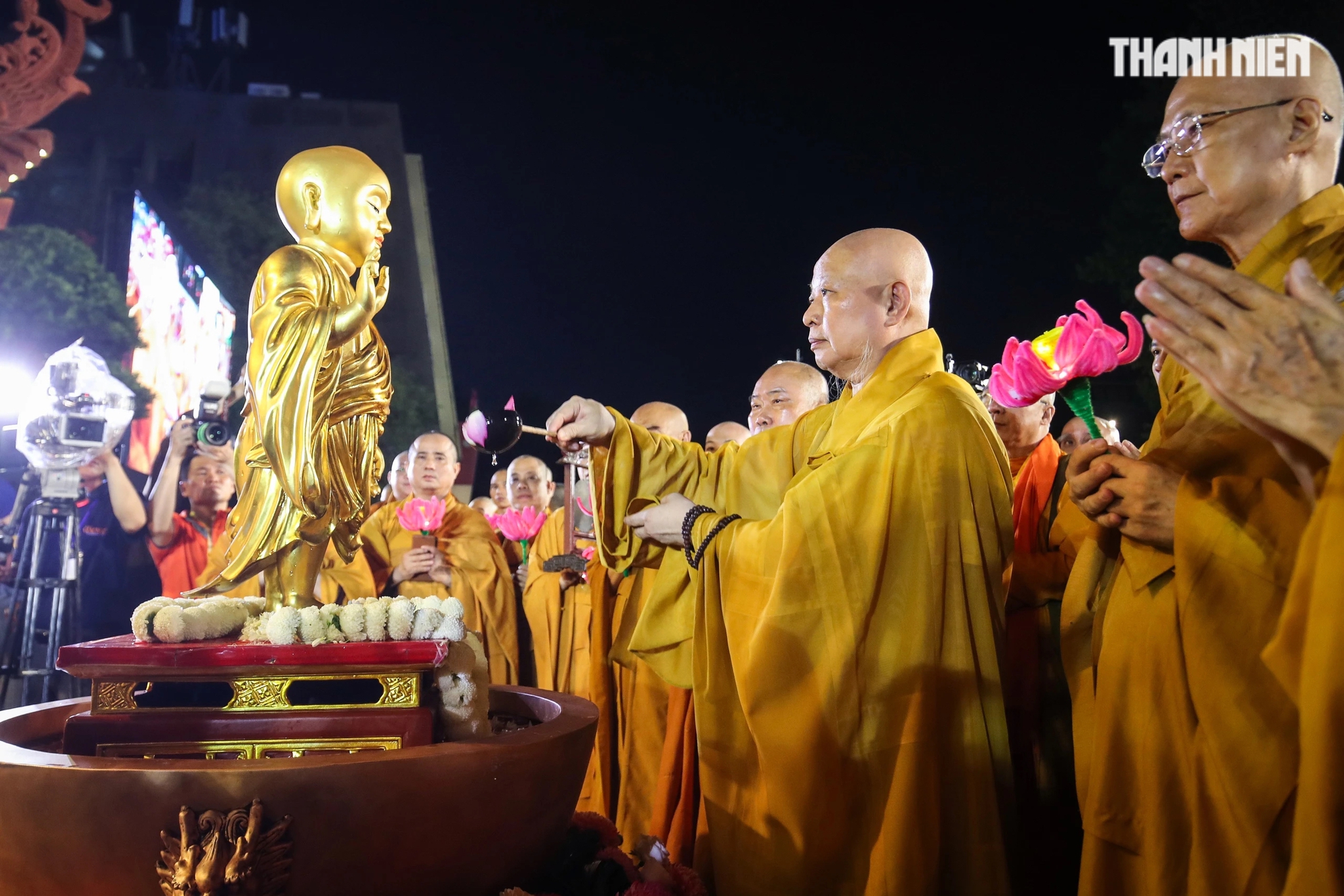 Tại Việt Nam Quốc Tự, Hòa thượng Thích Lệ Trang, Trưởng ban Nghi lễ T.Ư, Trưởng ban Trị sự GHPGVN TP.HCM, Trưởng ban Tổ chức Đại lễ đã chủ trì khóa Lễ Tắm Phật