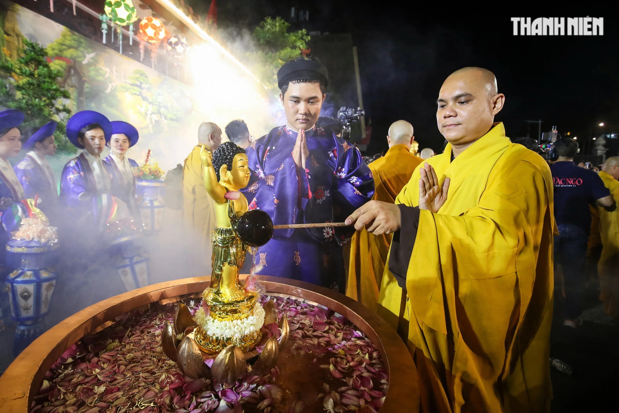 Chư tôn đức Tăng Ni, Phật tử lần lượt cử hành nghi thức Lễ Tắm Phật, mở đầu Tuần lễ Phật đản Phật lịch 2568 tại TP.HCM