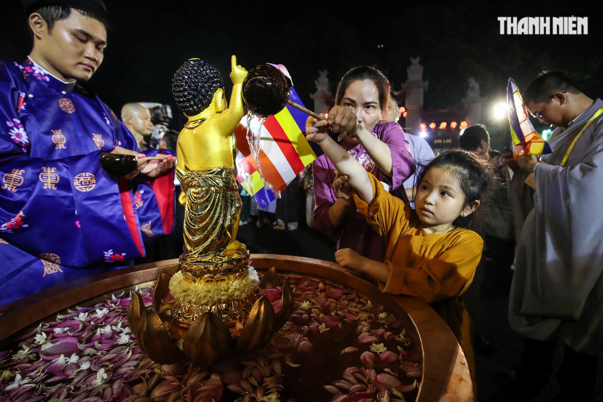 Chị Trịnh Kim Chi (ngụ Q.7) đưa con nhỏ đến Việt Nam Quốc Tự cho bé dự lễ tắm Phật, một nét sinh hoạt tâm linh cao đẹp