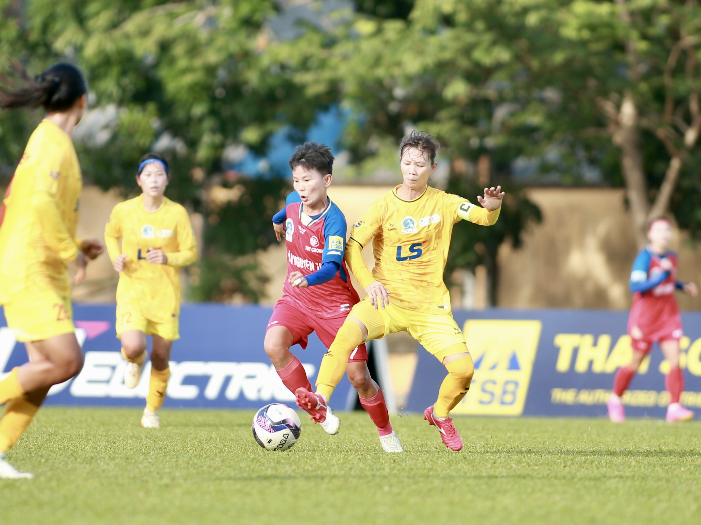 Bích Thùy chơi năng nổ và ghi 1 bàn cho CLB nữ Thái Nguyên