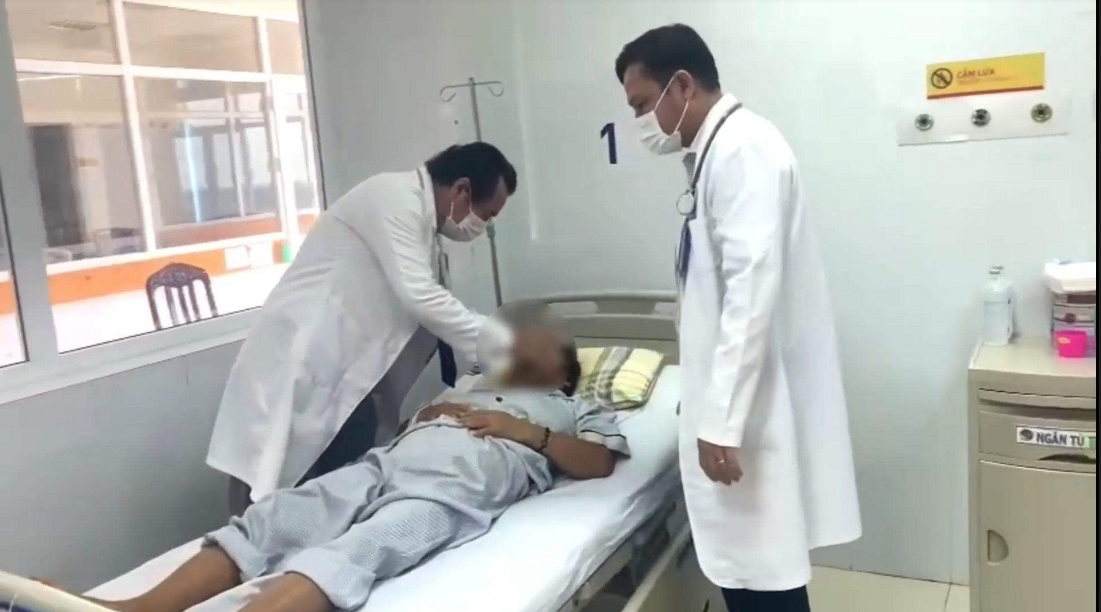 Đang đi tiệc, cụ bà xuất hiện triệu chứng đột quỵ- Ảnh 1. Bệnh nhân được thăm khám, kiểm tra sau can thiệp