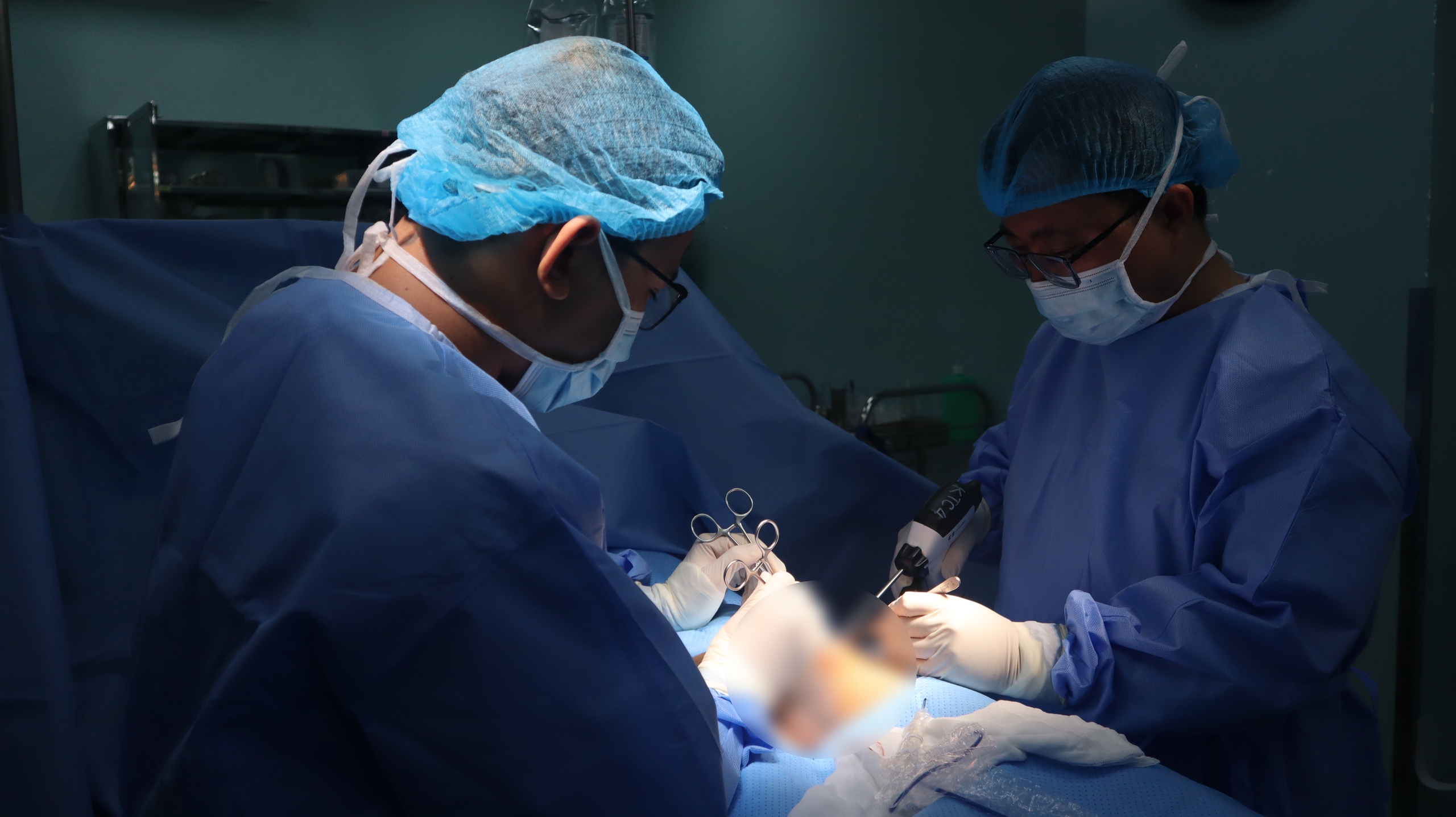 Đỡ đẻ cho heo, người đàn ông bị heo tấn công, phải cấp cứu- Ảnh 1. Các bác sĩ trong ca phẫu thuật cho bệnh nhân