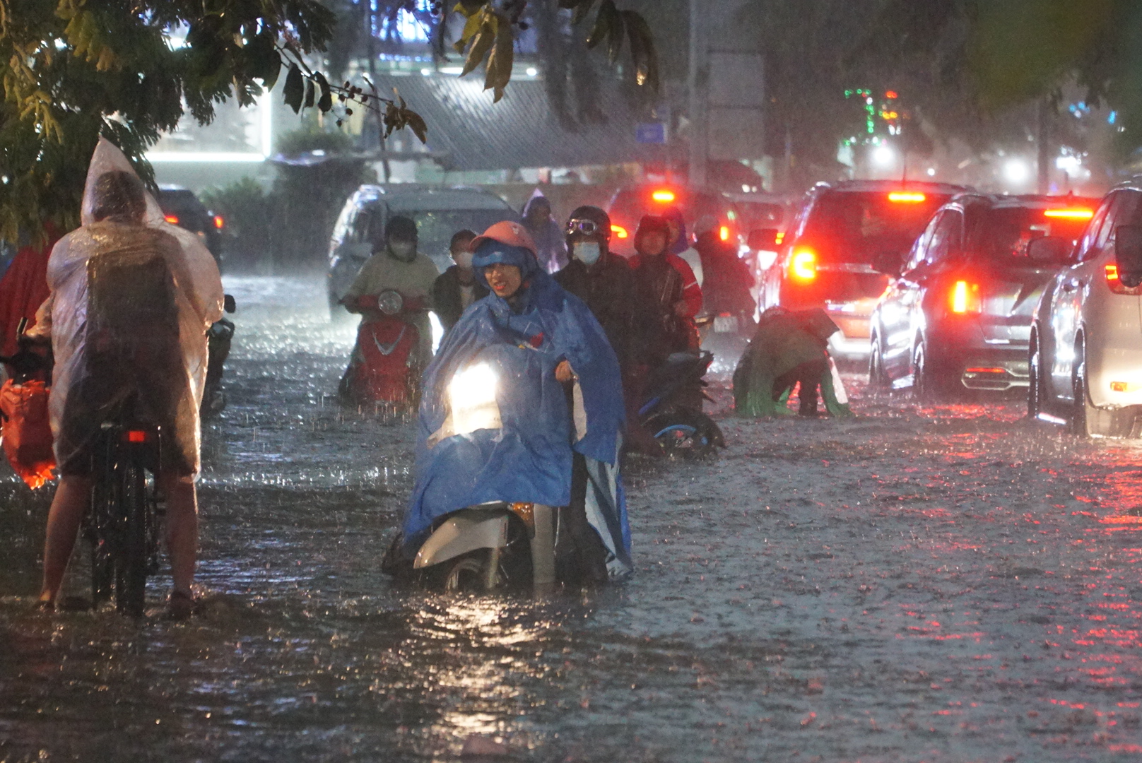 Đến 18 giờ đường Quốc Hương vẫn còn nước ngập sau cơn mưa lớn