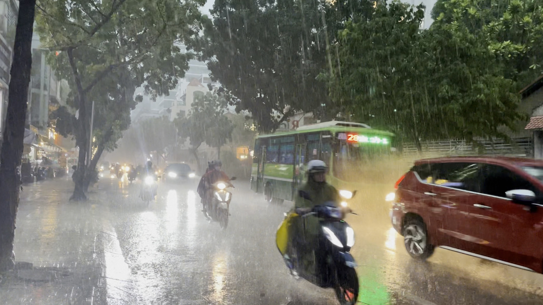 Cơn mưa lớn chiều 15.5 khiến người và xe chật vật di chuyển