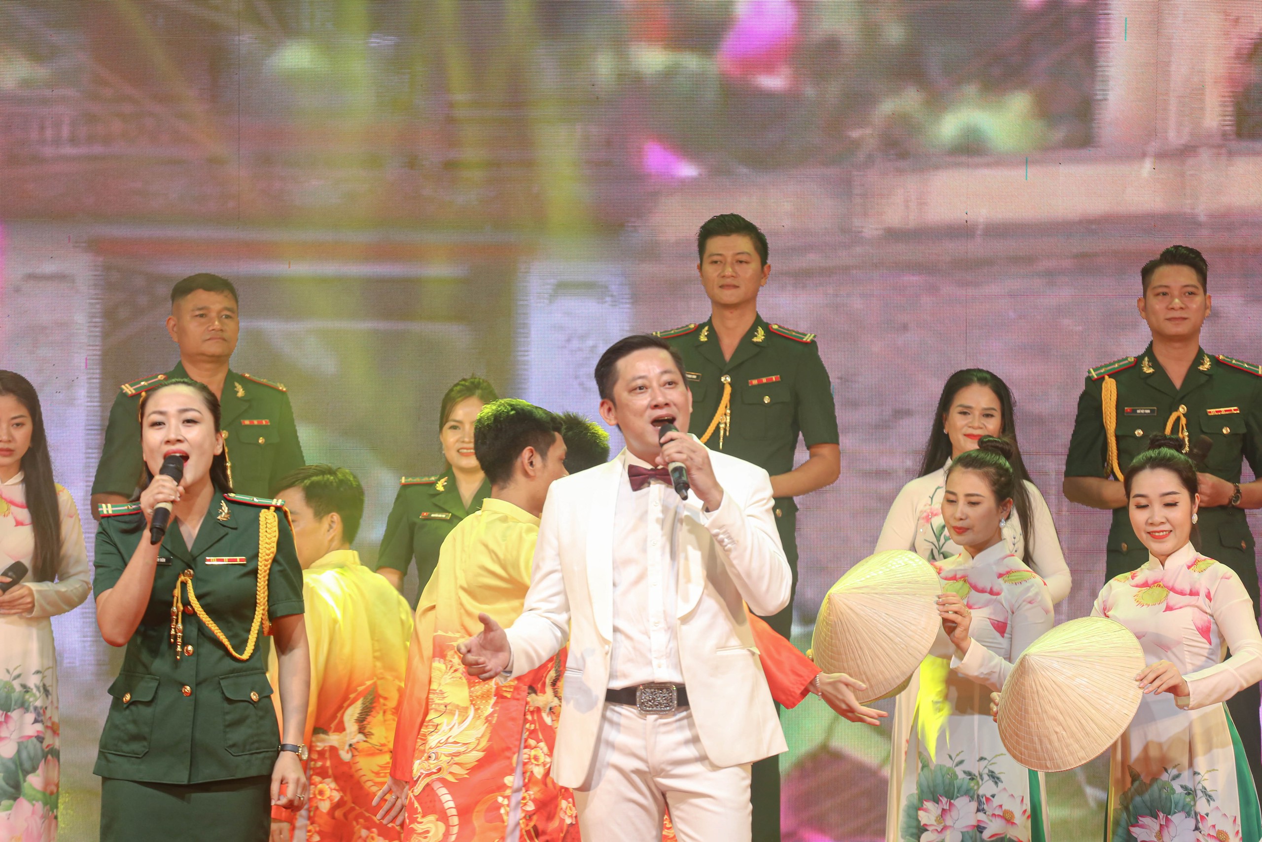 Chương trình nghệ thuật còn có sự góp mặt của Nhát hát ca kịch Huế và Bội đội Biên phòng tỉnh Thừa Thiên - Huế