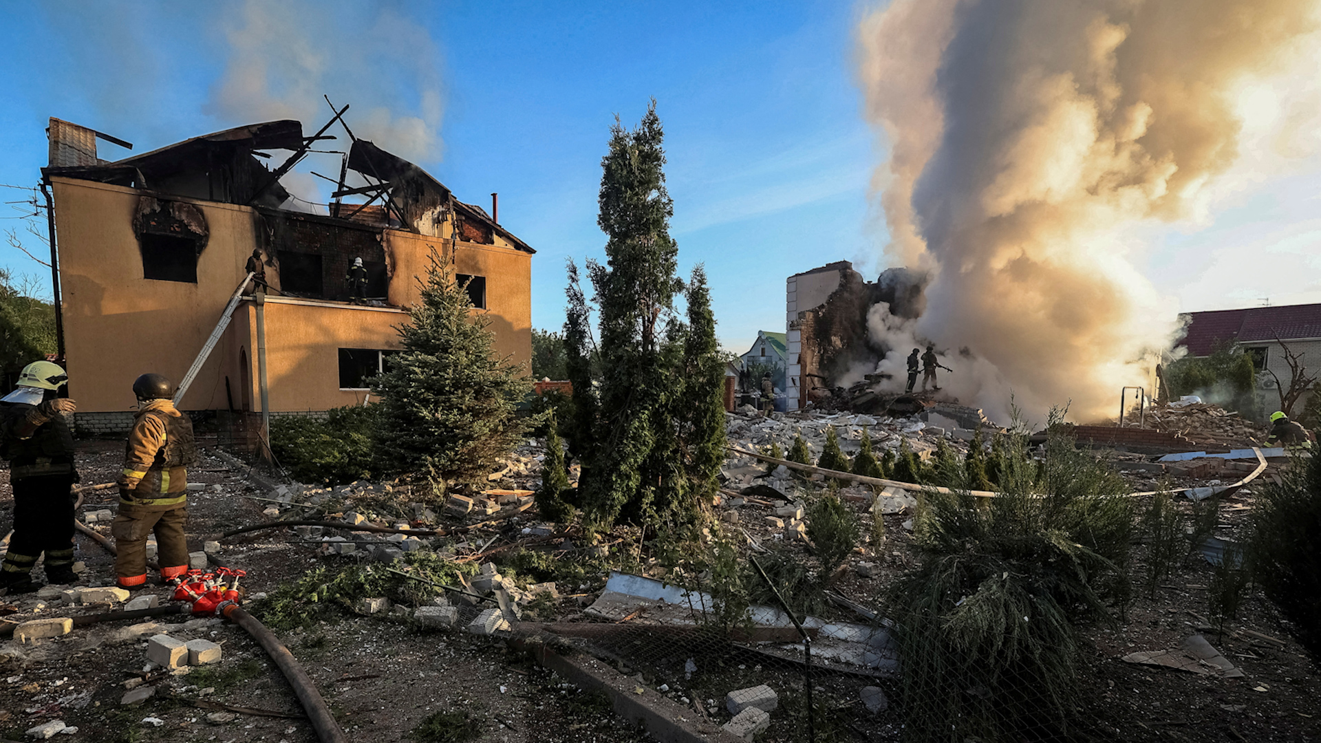 Lính cứu hỏa chữa cháy tại địa điểm bị Nga tấn công tên lửa ở Kharkiv (Ukraine), ngày 10.5.2024