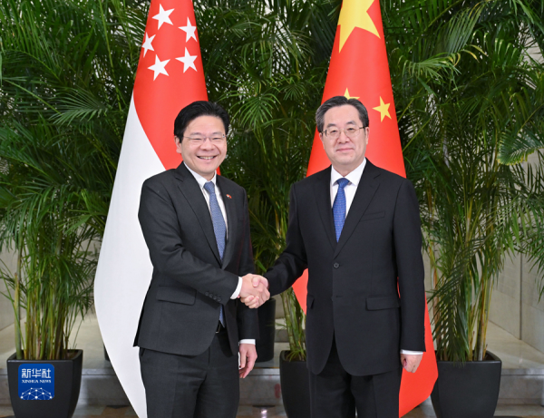 Phó Thủ tướng Singapore Lawrence Wong (trái) gặp người đồng cấp Trung Quốc Đinh Tiết Tường tại Thiên Tân (Trung Quốc) vào tháng 12.2023.