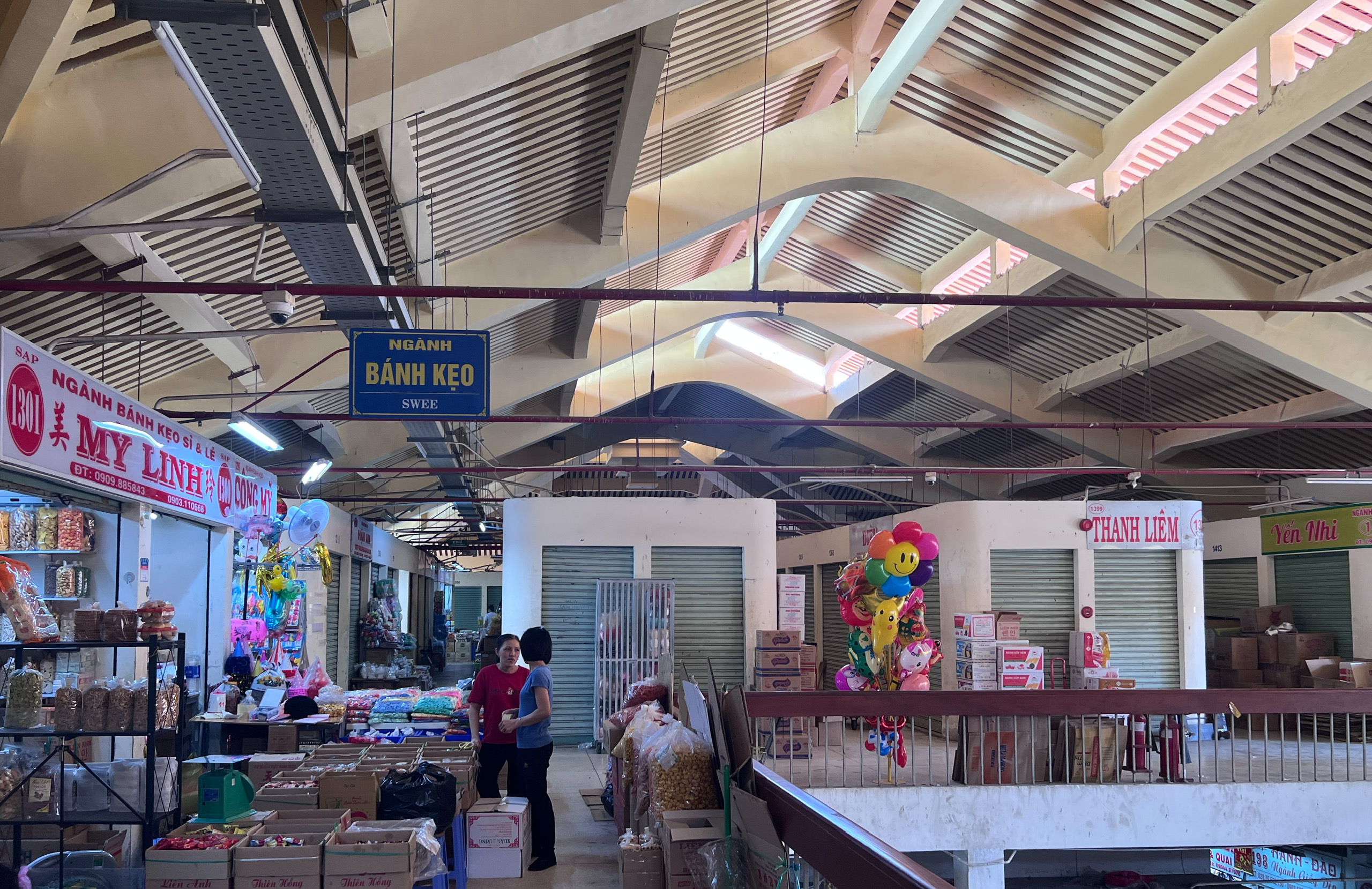Các sạp bán bánh kẹo bị ảnh hưởng nhiều nhất tại chợ Bình Tây