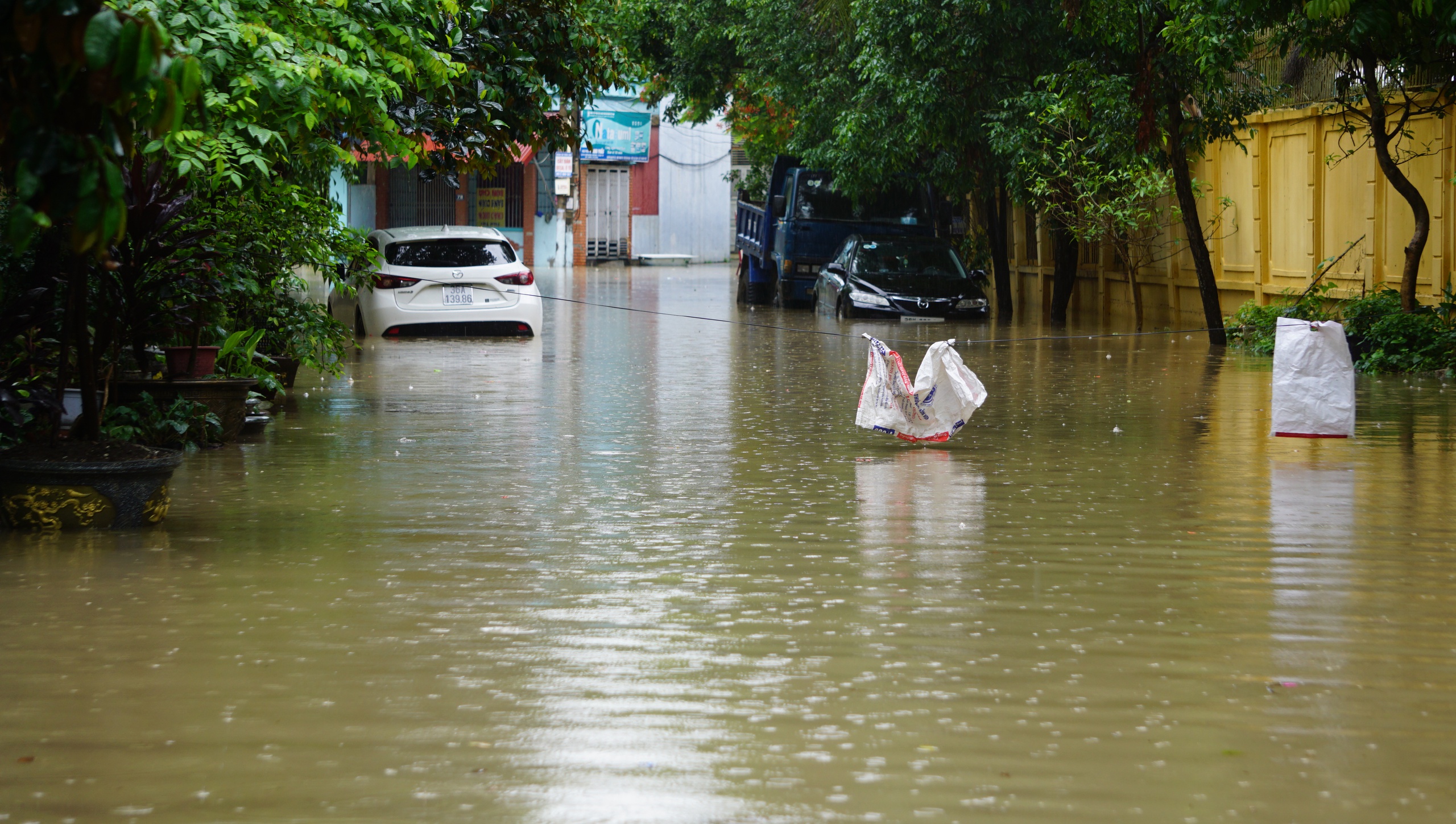 Đường trong khu phố Phú Thọ 3 (P.Phú Sơn, TP.Thanh Hóa) bị ngập sâu từ 60 - 80 cm