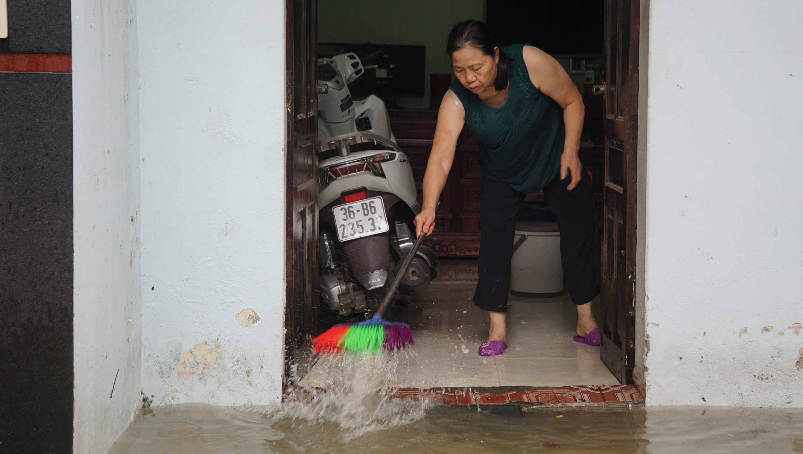 Hơn 10 năm qua cuộc sống của hàng chục gia đình ở khu phố Phú Thọ 3 bị đảo lộn khi trời mưa
