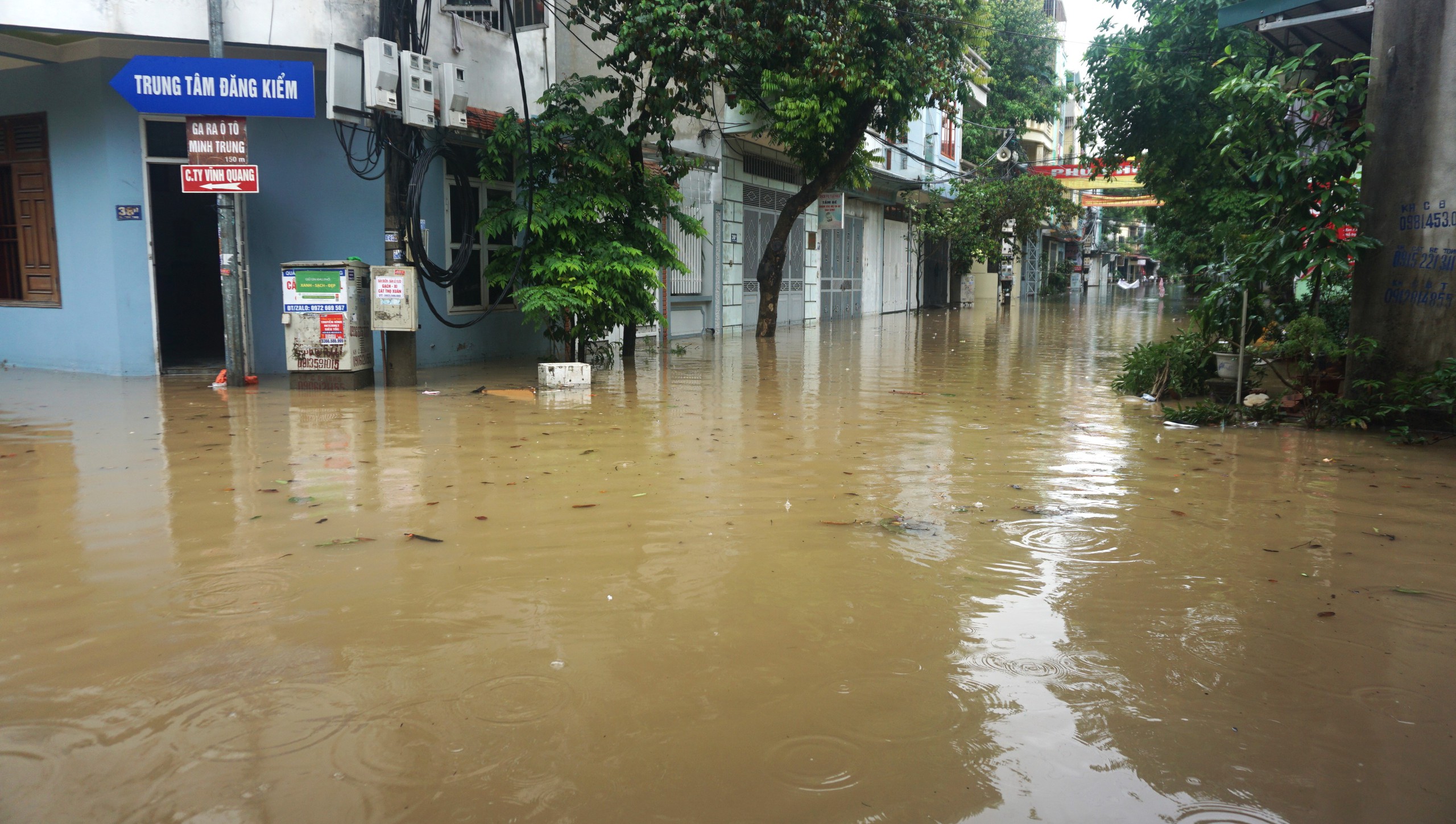 Dù các đơn vị chức năng mới tổ chức nạo vét cống thoát nước khu vực khu phố Phú Thọ 3 nhưng tình trạng ngập vẫn diễn ra