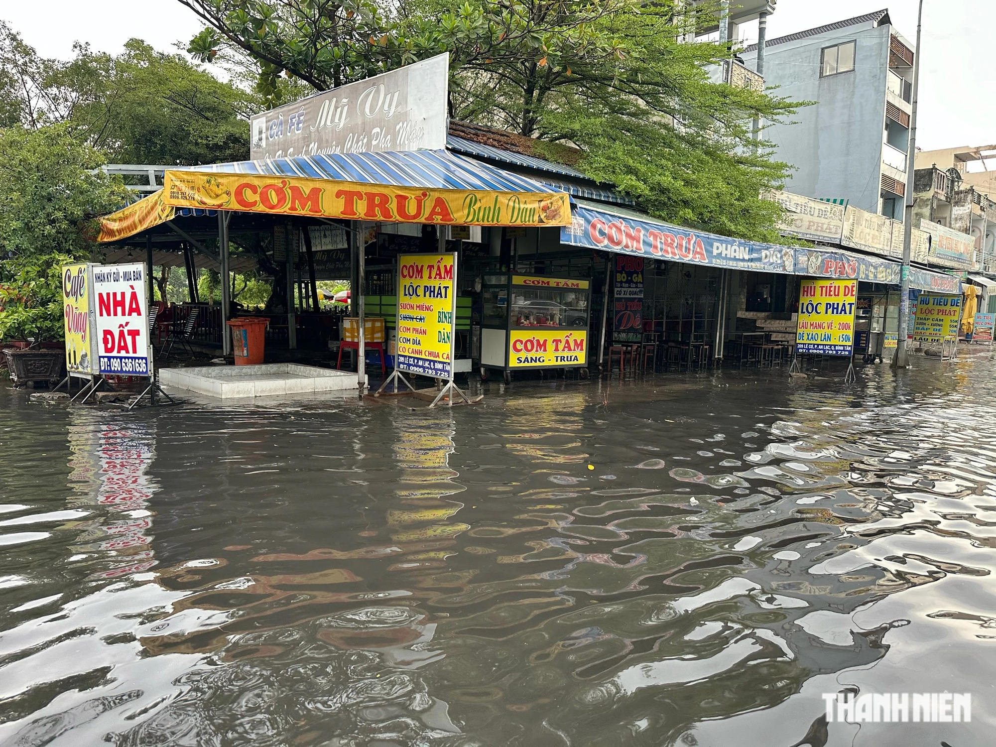 Sau cơn mưa, một đoạn đường Lê Cơ (Q.Bình Tân) ngập sâu khiến việc buôn bán của nhiều hàng quán gặp trở ngại, vắng khách
