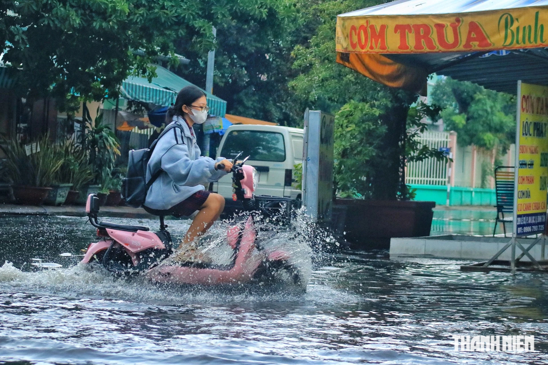 Hơn 16 giờ 30 phút, dù mưa đã tạnh nhưng đoạn đường thoát nước chậm. Đây cũng là thời điểm tan tầm, nhiều người đi làm về, học sinh tan học di chuyển qua đoạn đường này