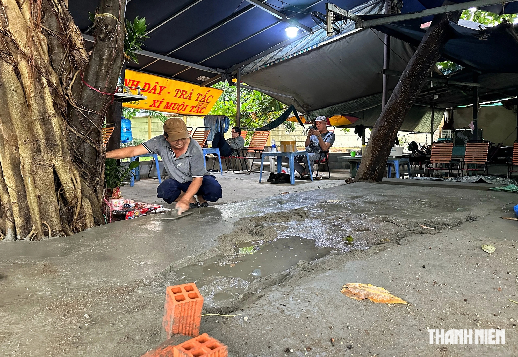 Mùa mưa đến, một người đàn ông sống và buôn bán trên đường Hồ Học Lãm (Q.Bình Tân) tiếp tục nâng nền nhà. Ông cho biết chiều nay mưa lớn, nước dâng lên tới quán. May mắn sau đó nước rút nhanh. 