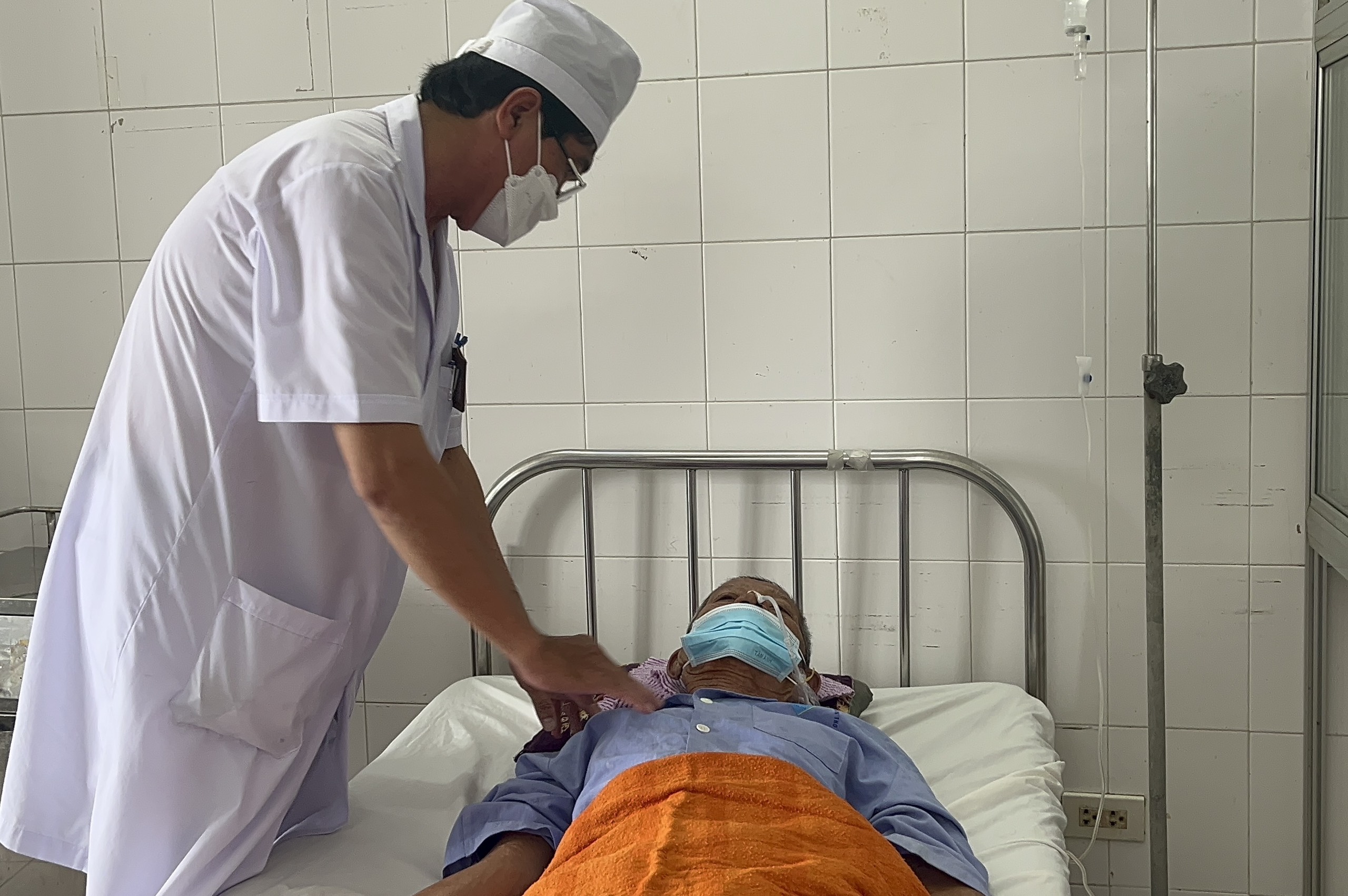 Xương gà dài 4 cm cắm sâu vào thực quản cụ ông- Ảnh 2. Hiện tại sức khỏe bệnh nhân đã phục hồi sau khi được gắp dị vật