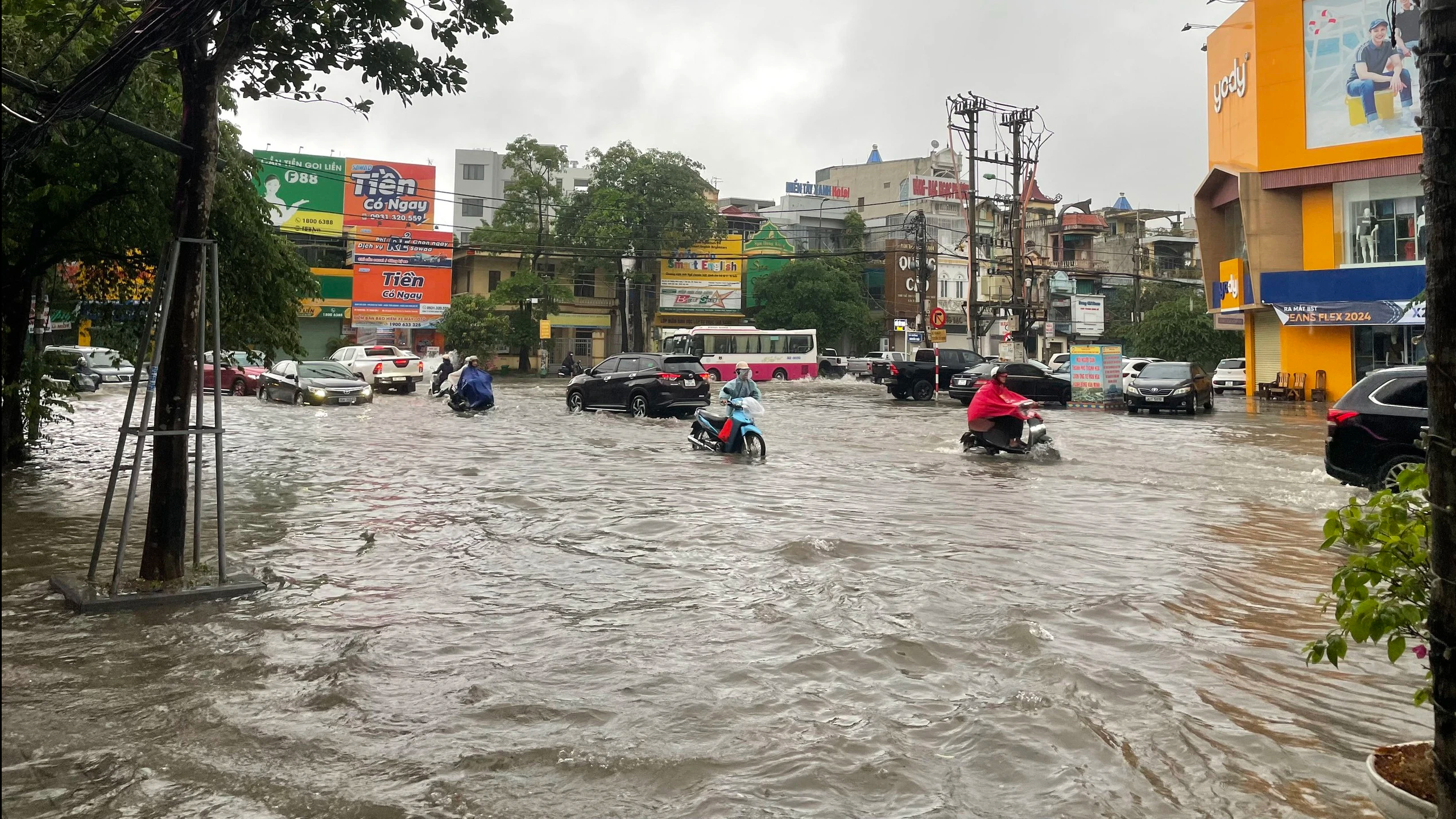 Nhiều tuyến đường ở TP.Thanh Hóa bị ngập trong sáng ngày 16.5, như: đường Nguyễn Trãi, Đinh Công Tráng, Lê Quý Đôn, Nguyễn Nhữ Soạn...