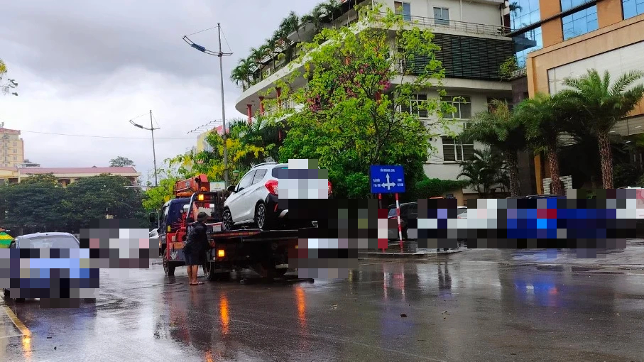 Nhiều xe ô tô chết máy do bị ngập nước sau trận mưa lớn sáng ngày 16.5 tại TP.Thanh Hóa