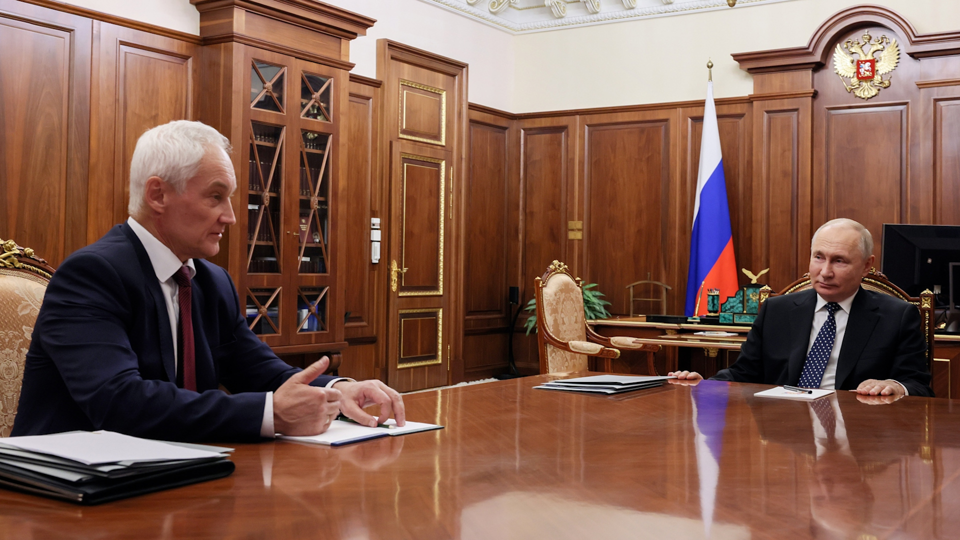Tổng thống Nga Vladimir Putin (phải) lắng nghe ông Andrei Belousov, khi đó là Phó Thủ tướng thứ nhất, phát biểu trong cuộc gặp tại Điện Kremlin ở Moscow, ngày 7.11.2023