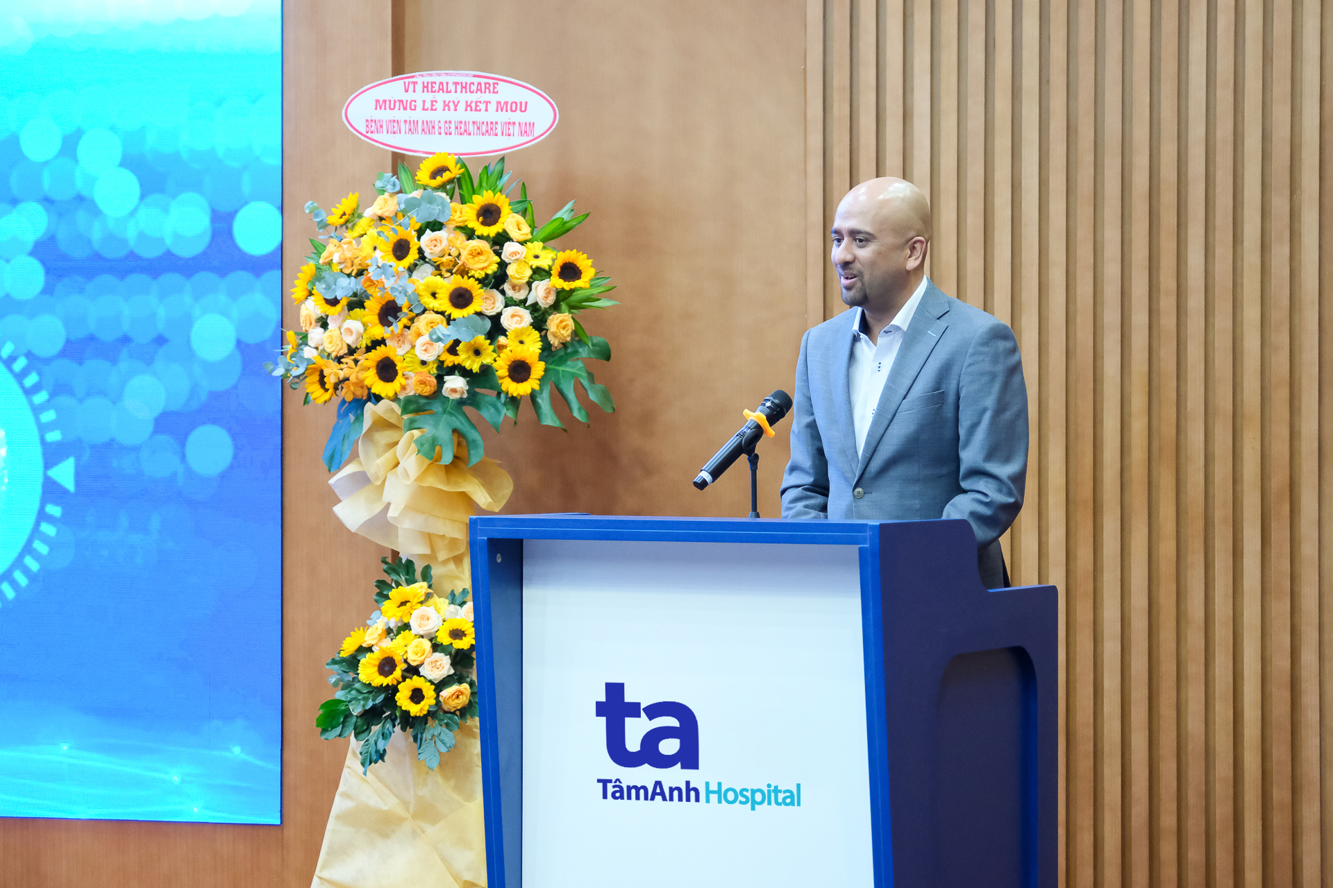 Ông Vijay Subramaniam, Tổng giám đốc mảng Chẩn đoán Hình ảnh của GE HealthCare khu vực Đông Nam Á, Hàn Quốc, Australia và New Zealand phát biểu tại buổi lễ. Ảnh: Bệnh viện Đa khoa Tâm Anh Ông Vijay Subramaniam, Tổng giám đốc mảng Chẩn đoán Hình ảnh của GE HealthCare khu vực Đông Nam Á, Hàn Quốc, Australia và New Zealand phát biểu tại buổi lễ