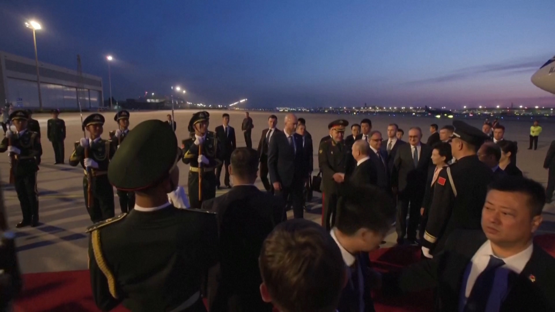 Tổng thống Nga được đội tiêu binh chào đón
