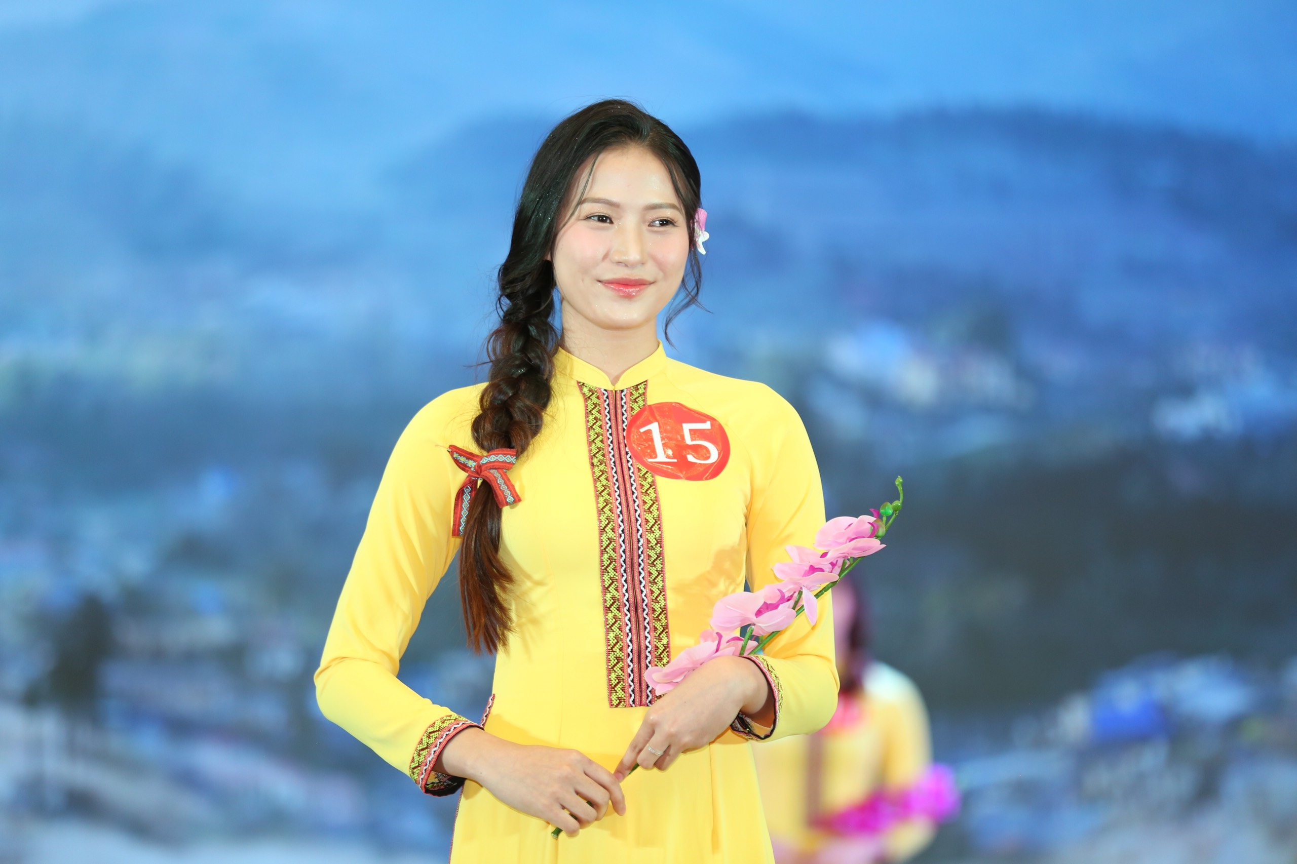 Lữ Thị Phương trình diễn áo dài tại gala giải bóng chuyền nữ quốc tế VTV9-Bình Điền 2024